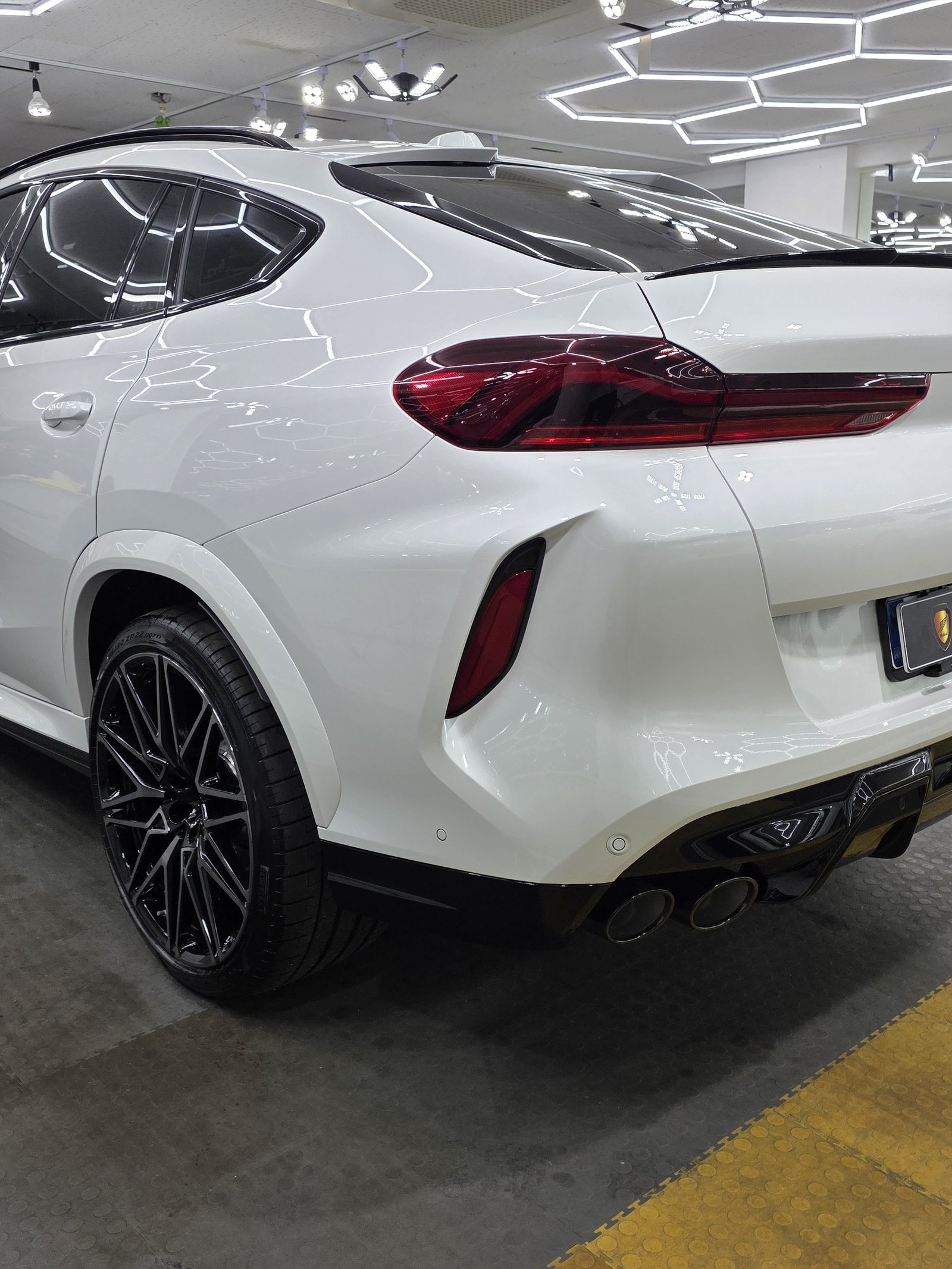 BMW X6 M컴페티션 백색 신차 측면 - 부산 쉴드광택 신차코팅