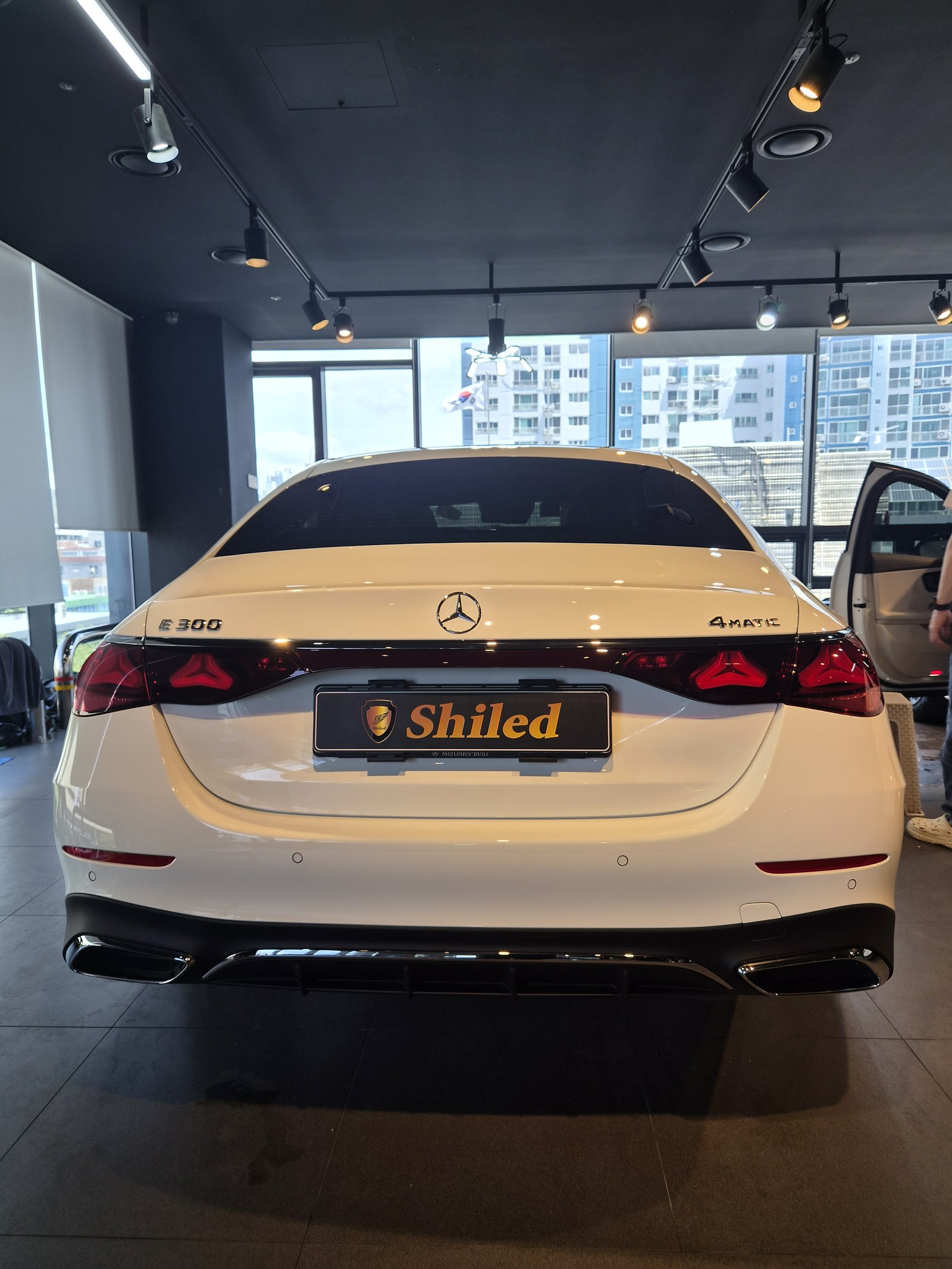 벤츠 E300 백색 신차 후면 - 유리막코팅