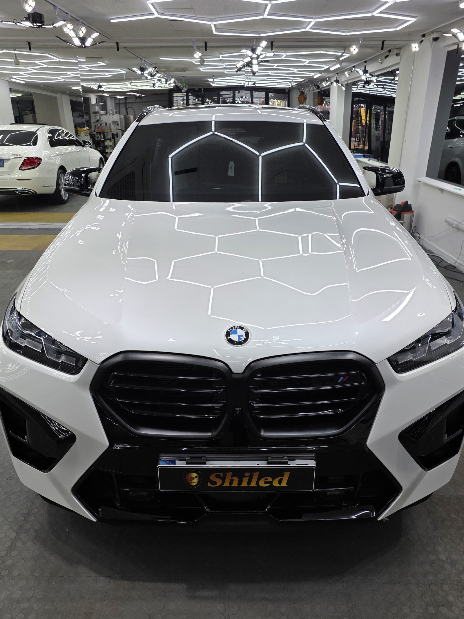BMW X6 M 화이트 유리막코팅 - 부산 쉴드광택 입고