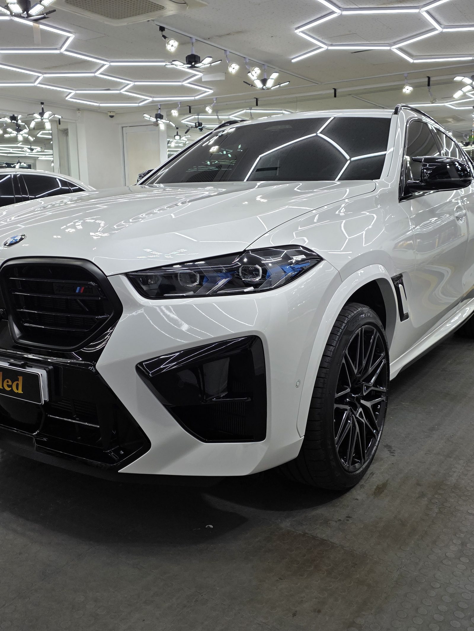 BMW X6 M 화이트 측면 광택 - 부산 유리막코팅