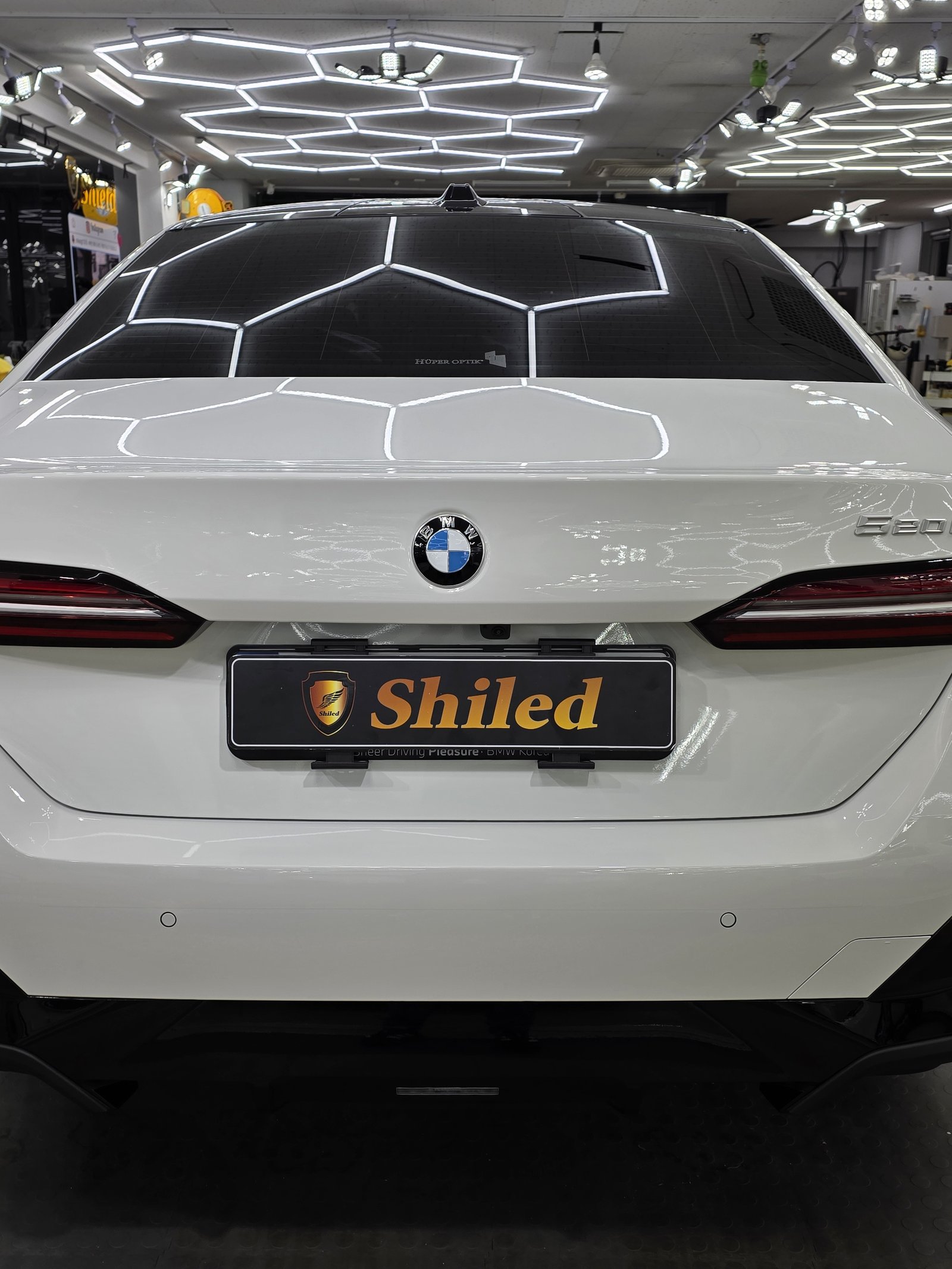 BMW 520i 백색 신차 후면 - 부산 쉴드광택 신차코팅