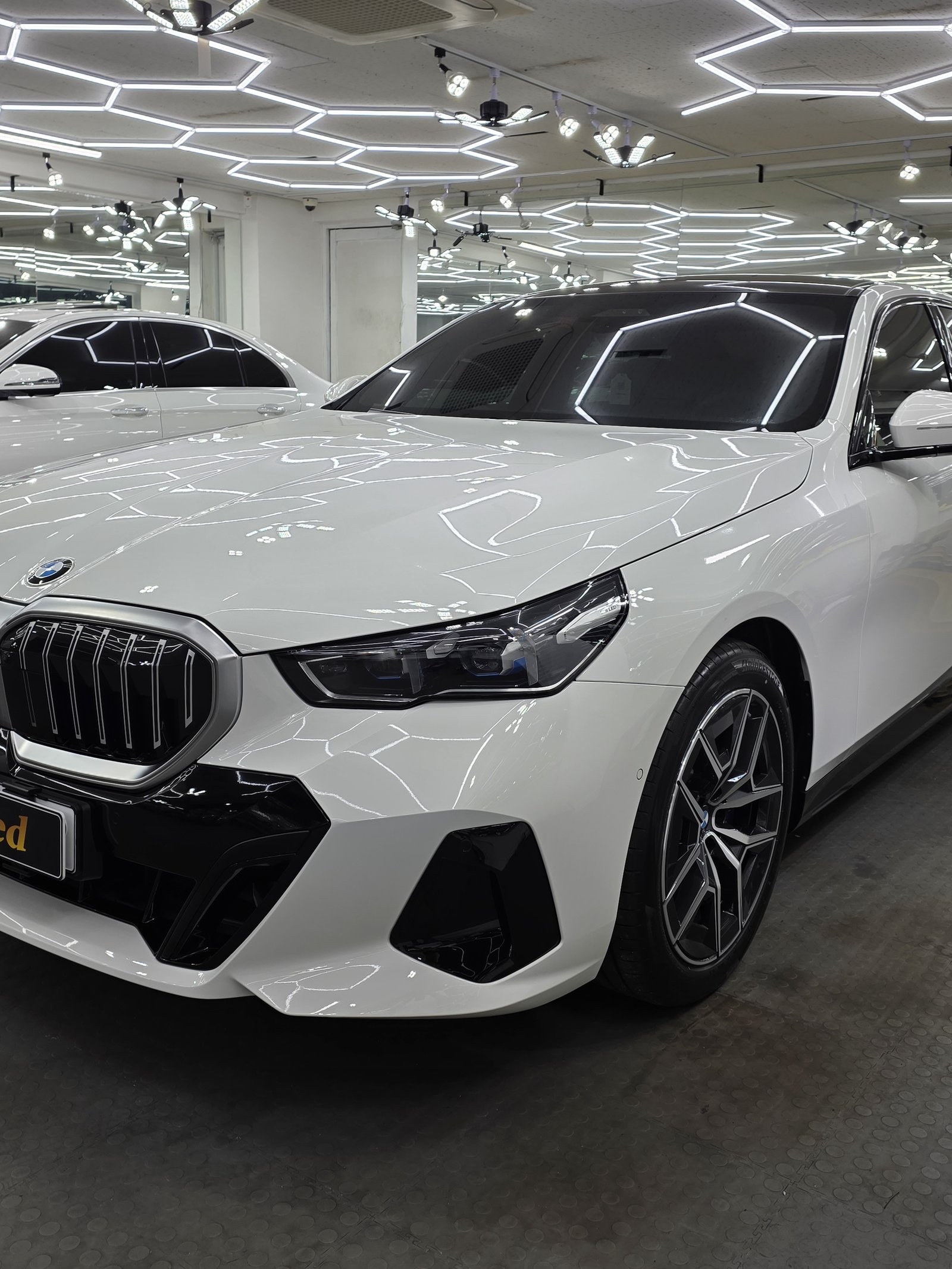 BMW 520i 백색 신차 전측면 클로즈업 - 부산 유리막코팅
