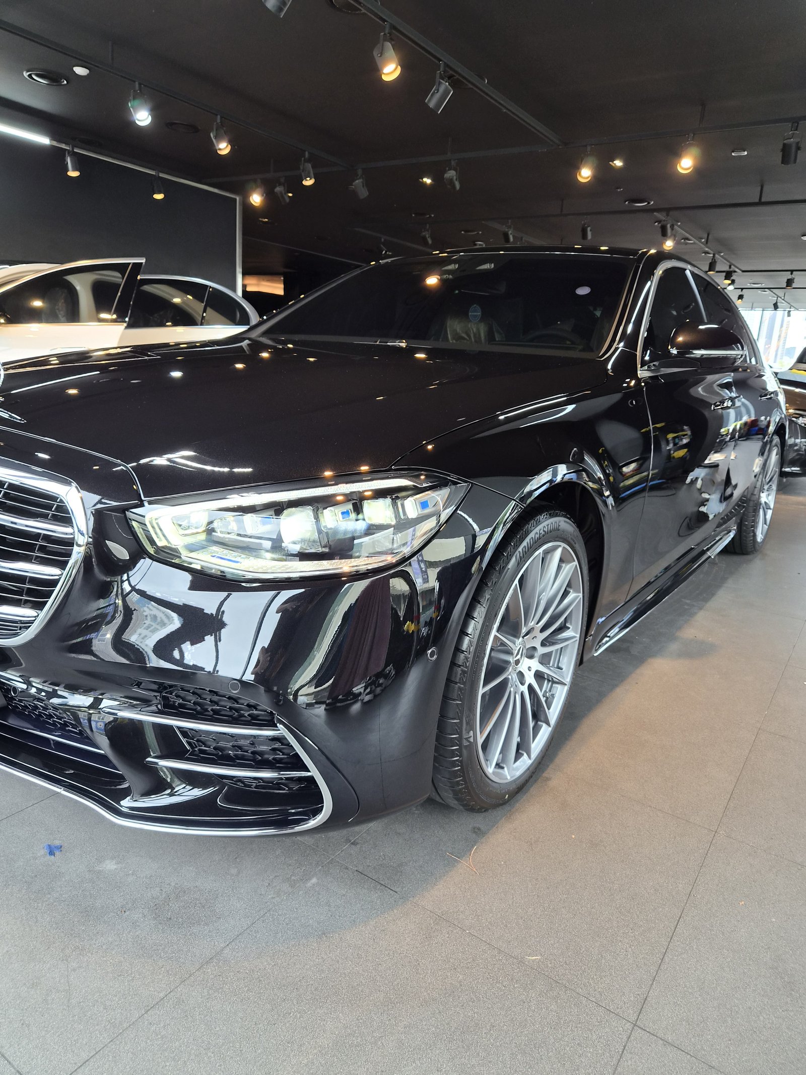 벤츠 S450 검정 신차 전면 클로즈업 - 부산 쉴드광택