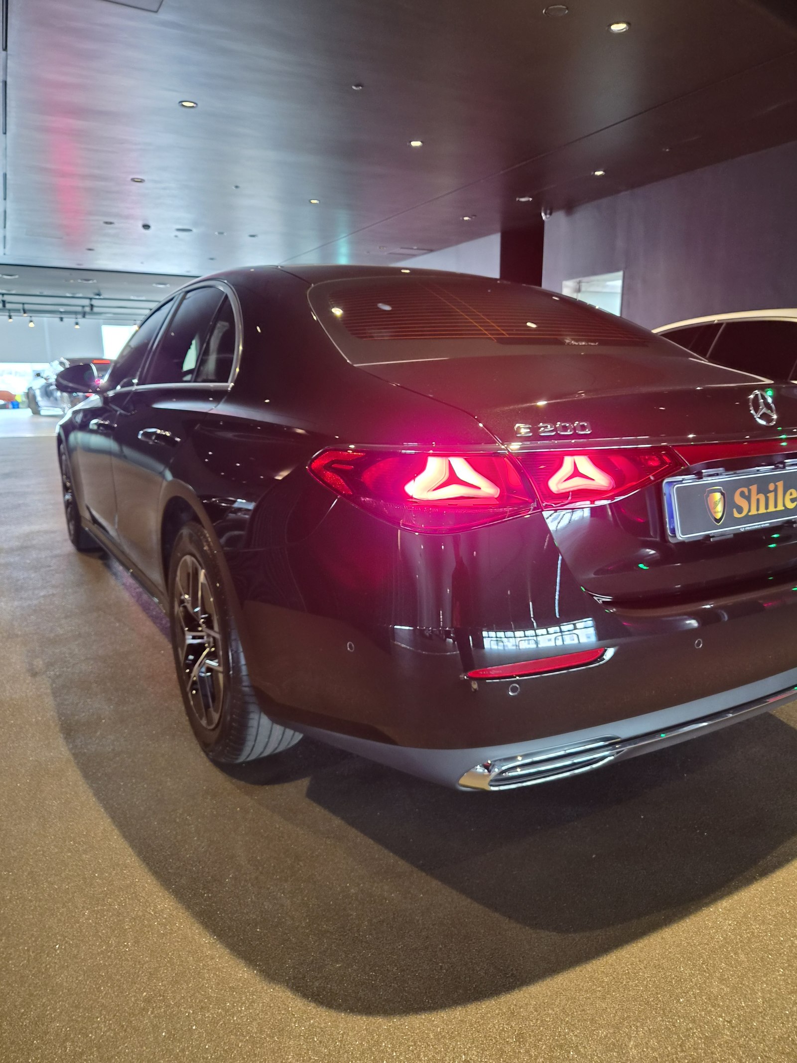 벤츠 E200 검정 신차 후면 - 부산 쉴드광택 신차코팅
