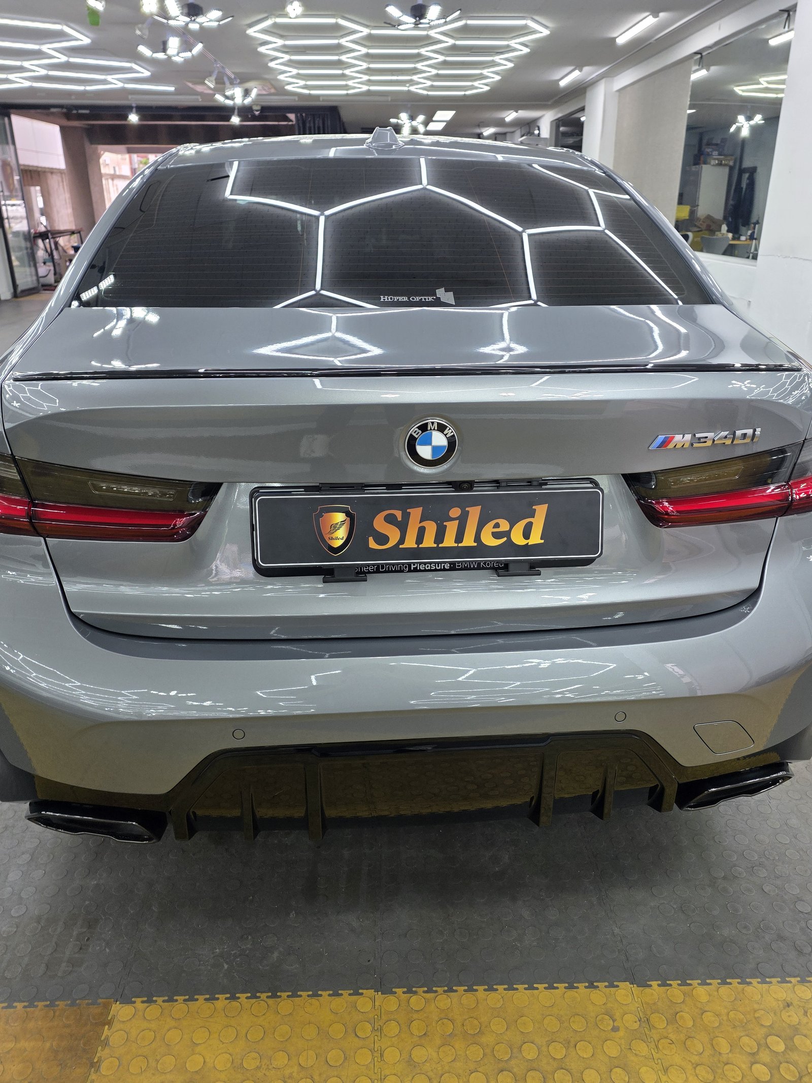 BMW 340i 그레이 신차 후측면 클로즈업 - 부산 유리막코팅