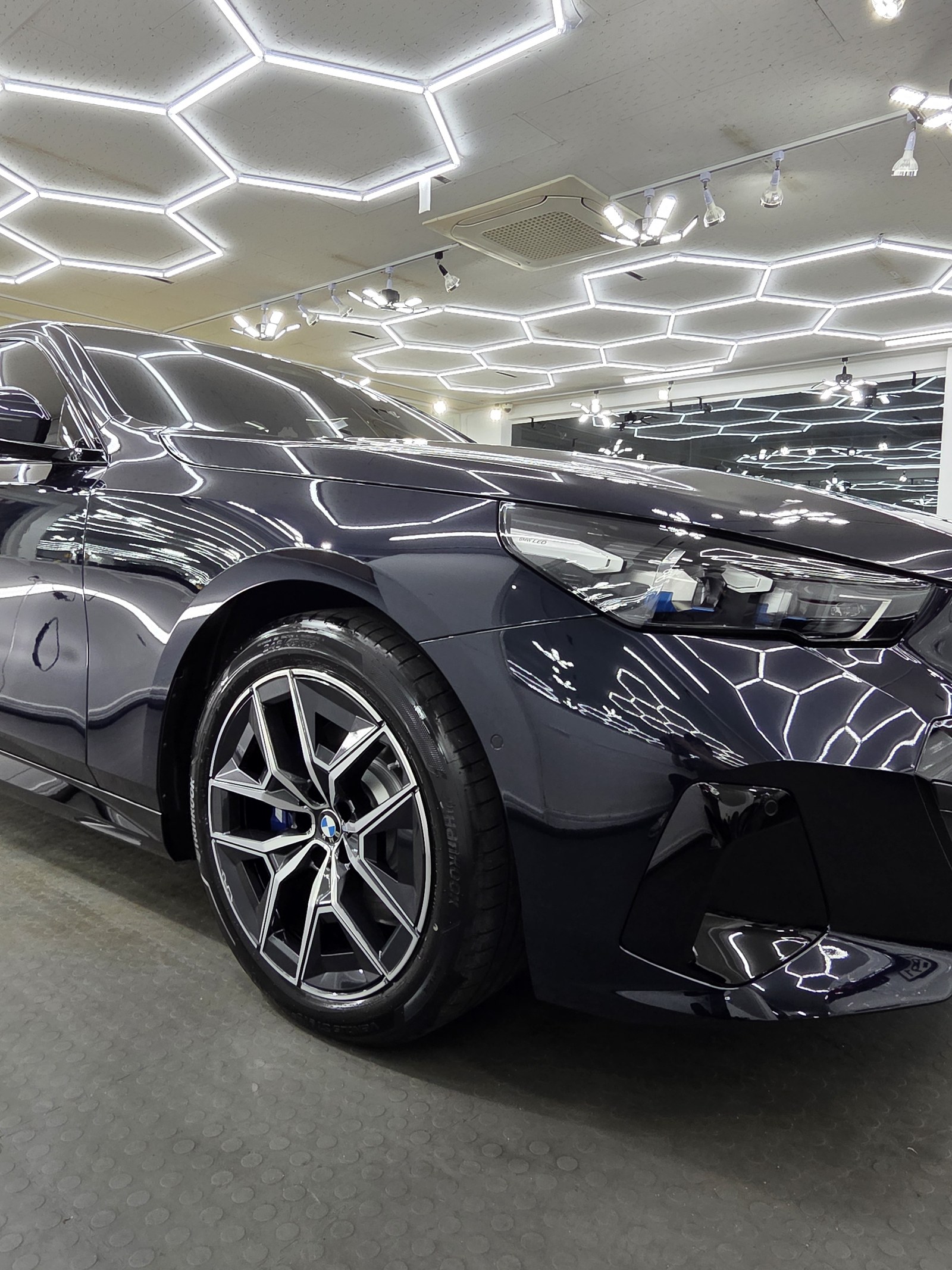 BMW 520i 그레이 전측면 글로시 - 부산 유리막코팅