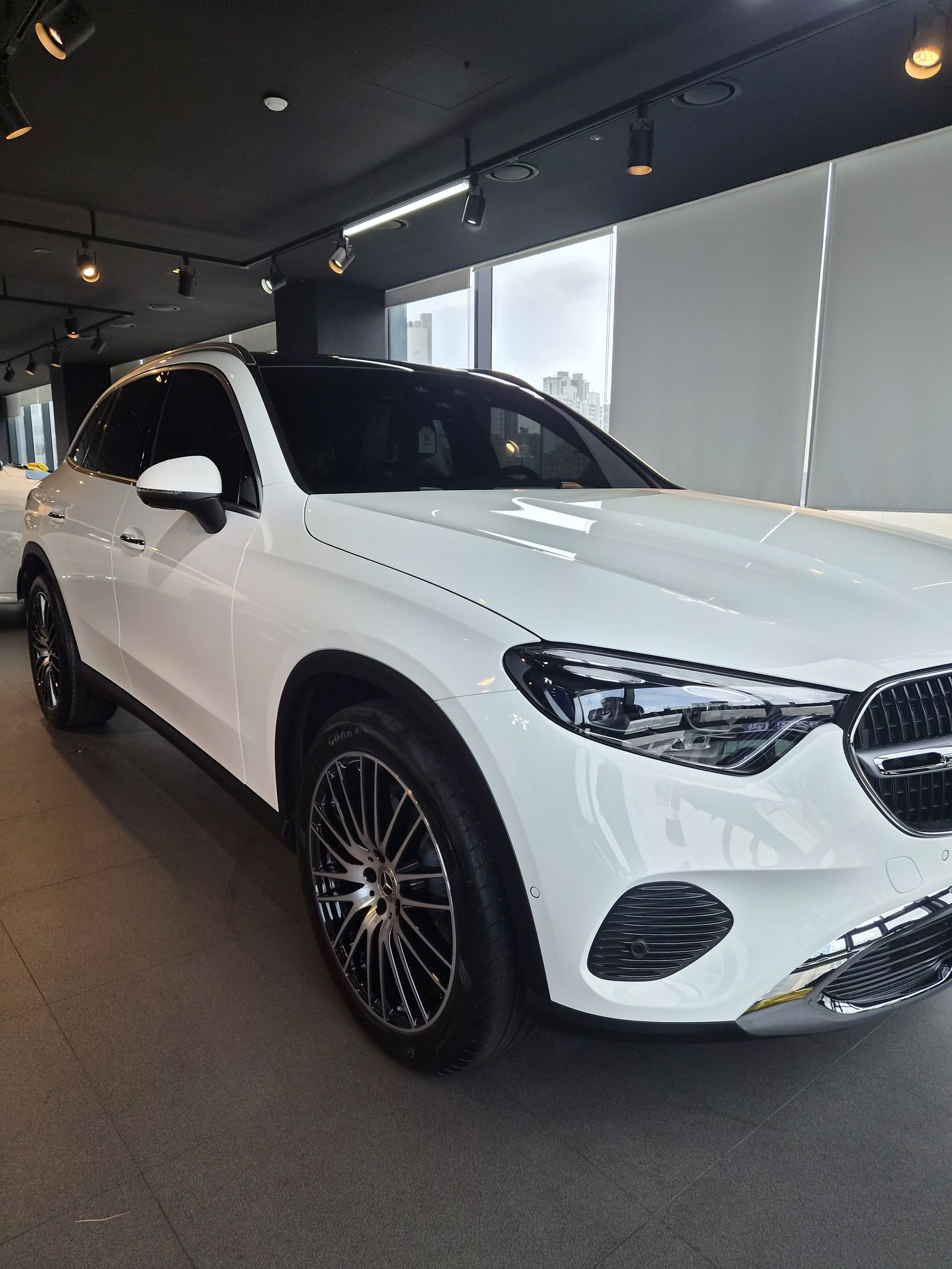 벤츠 GLC300 백색 전측면 - 부산 유리막코팅