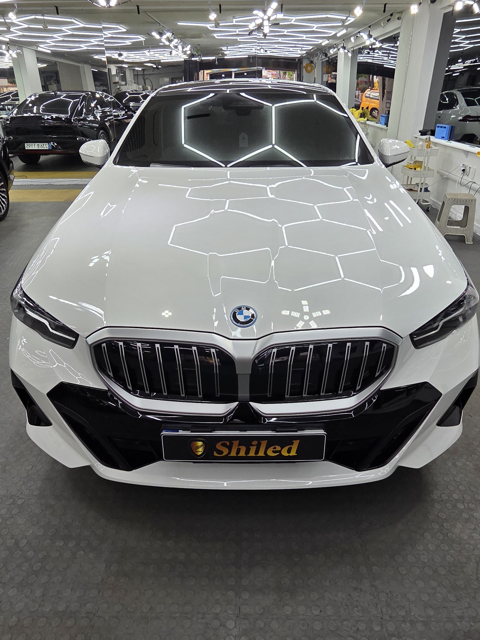 BMW 530e 백색 신차 F5 유리막코팅 - 부산 쉴드광택 전면