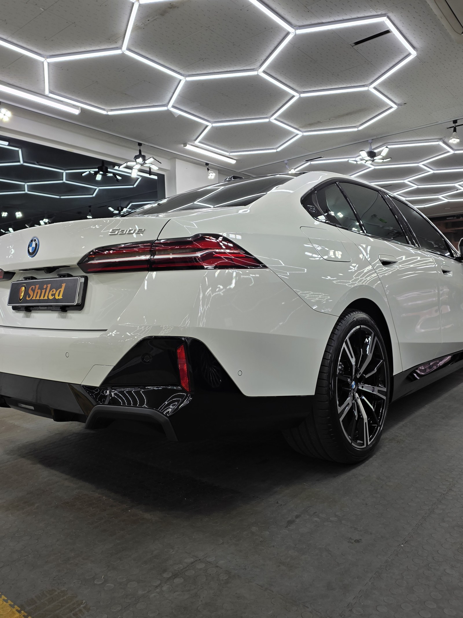 BMW 530e 백색 신차 후측면 글로시 - 부산 유리막코팅