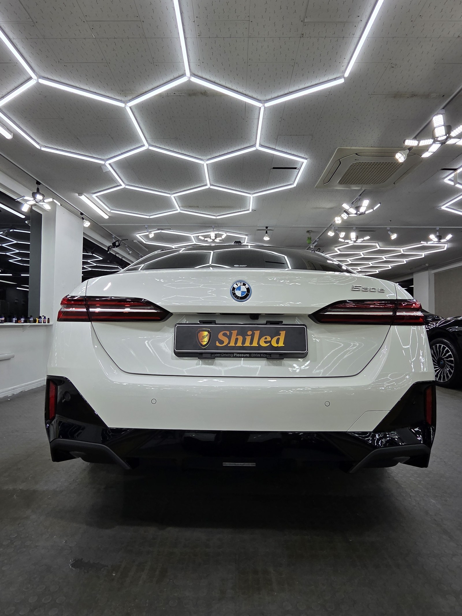 BMW 530e 백색 신차 후면 - 부산 쉴드광택 신차코팅