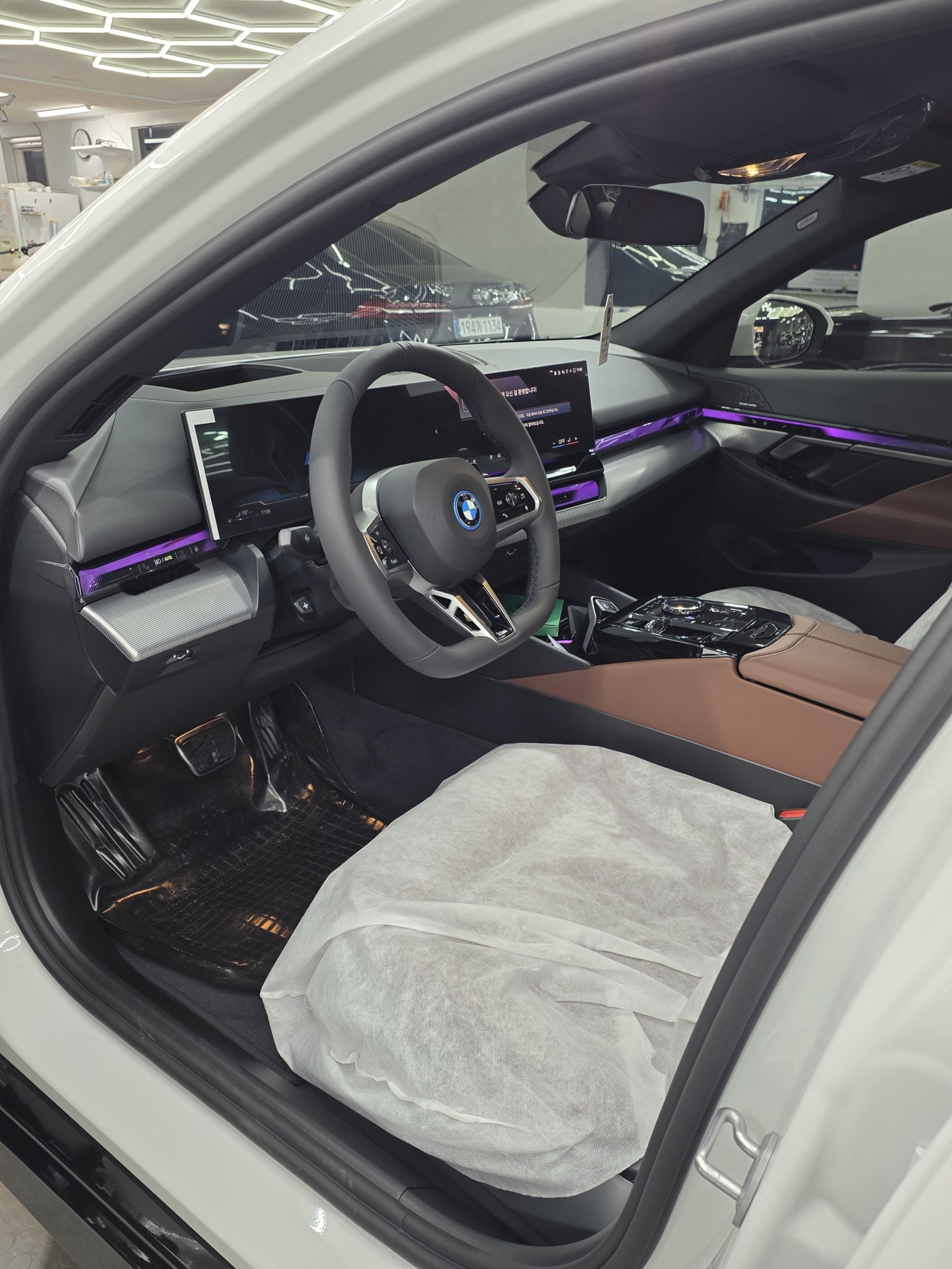 BMW 530e 신차 실내 - 출고 전 컨디션