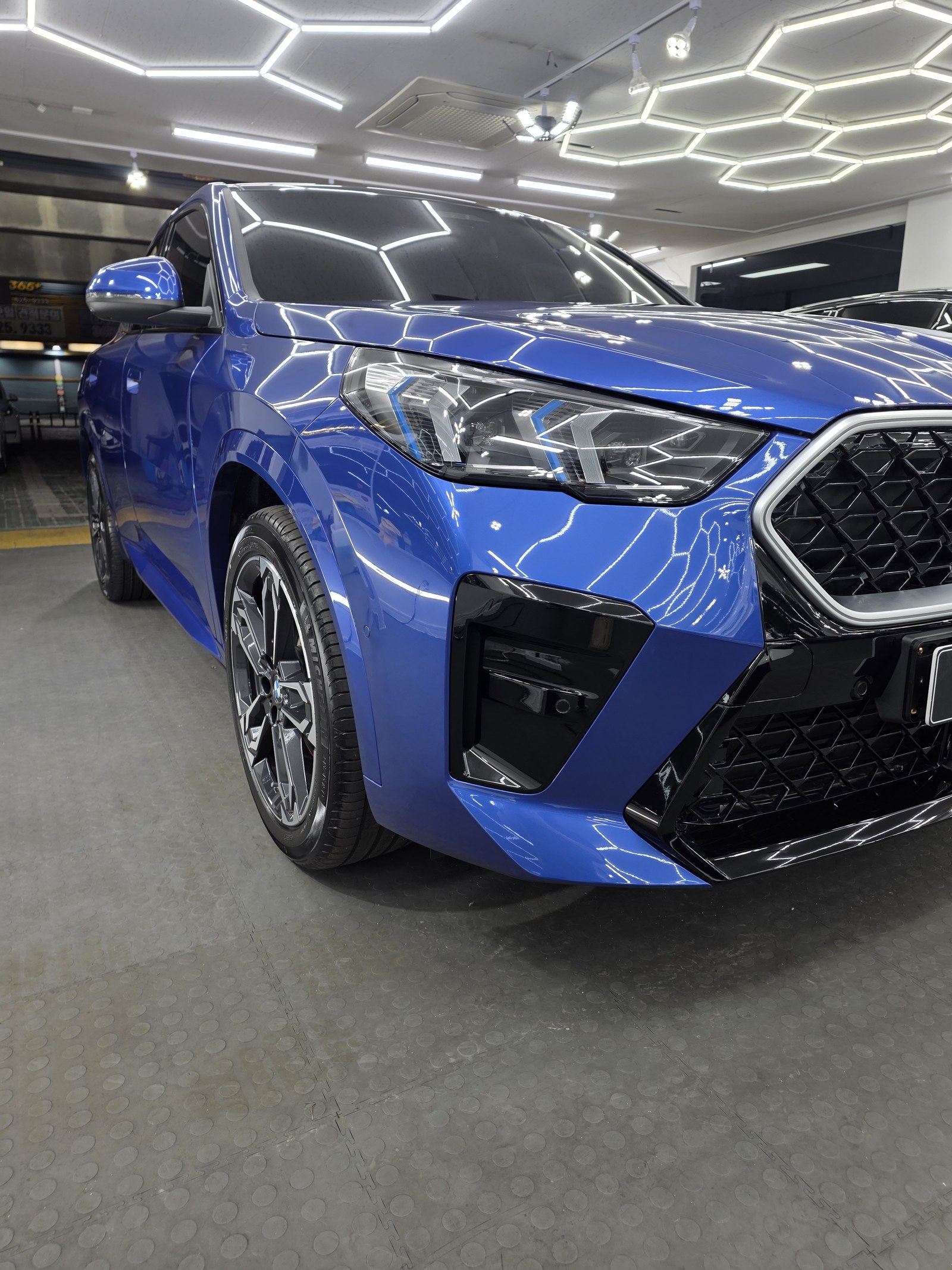 BMW X2 블루 전측면 - 부산 유리막코팅