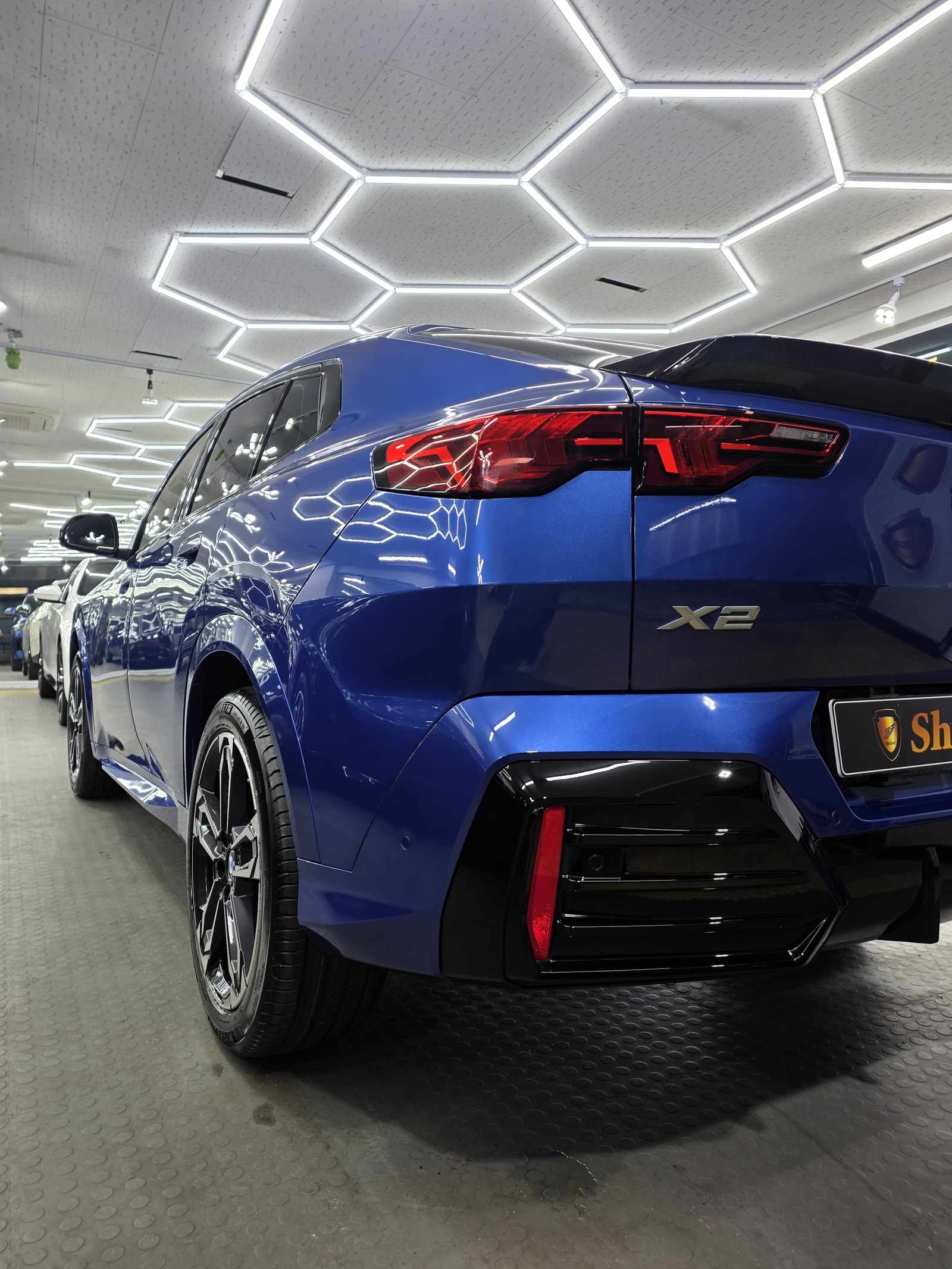 BMW X2 블루 후측면 - 부산 유리막코팅