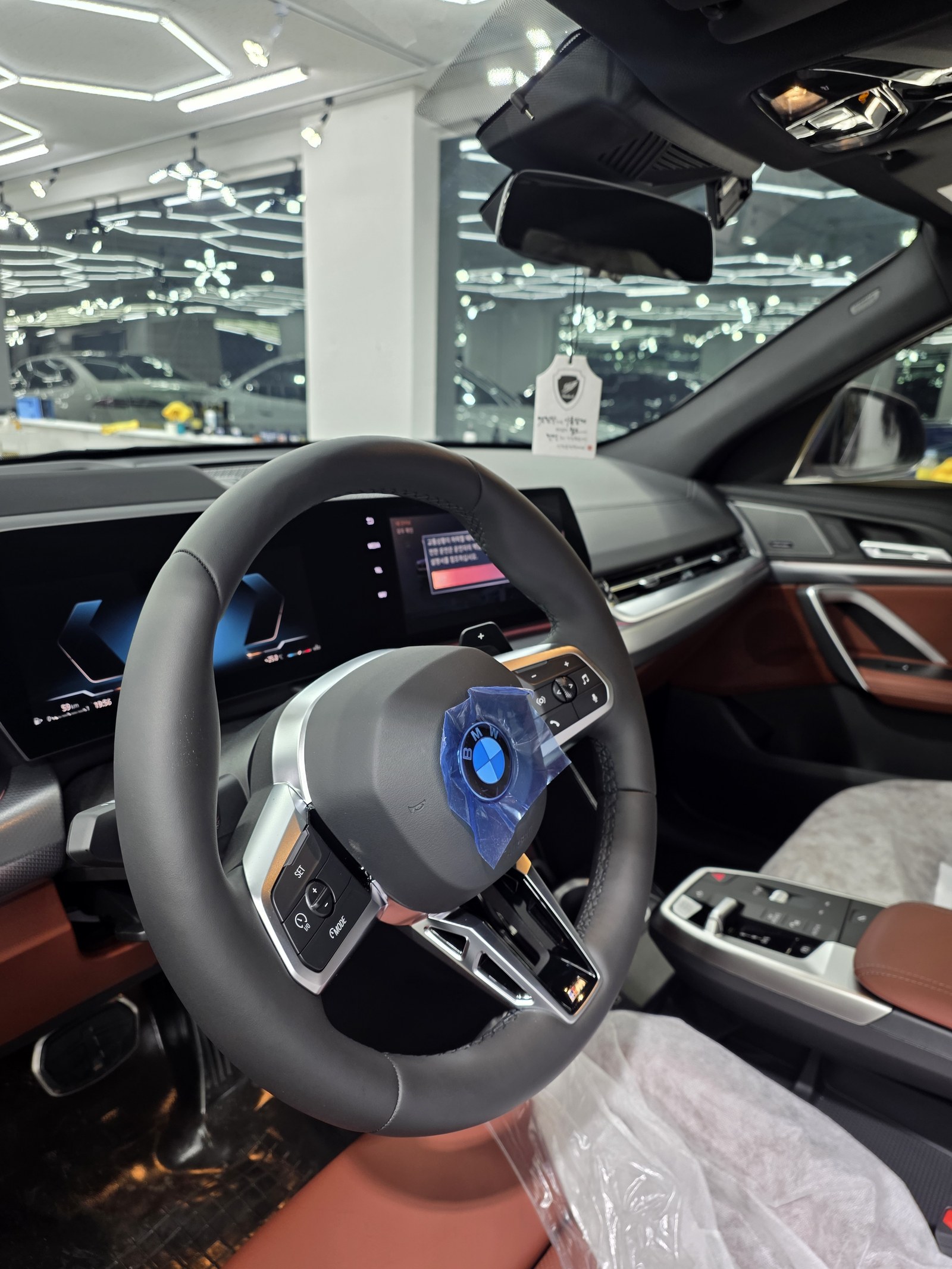 BMW X2 신차 실내 스티어링휠 - 출고 전 컨디션