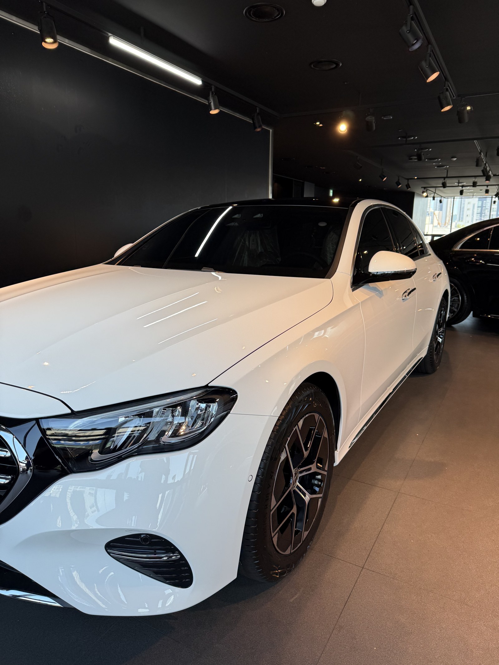 벤츠 E200 화이트 신차 후측면 클로즈업 - 부산 유리막코팅