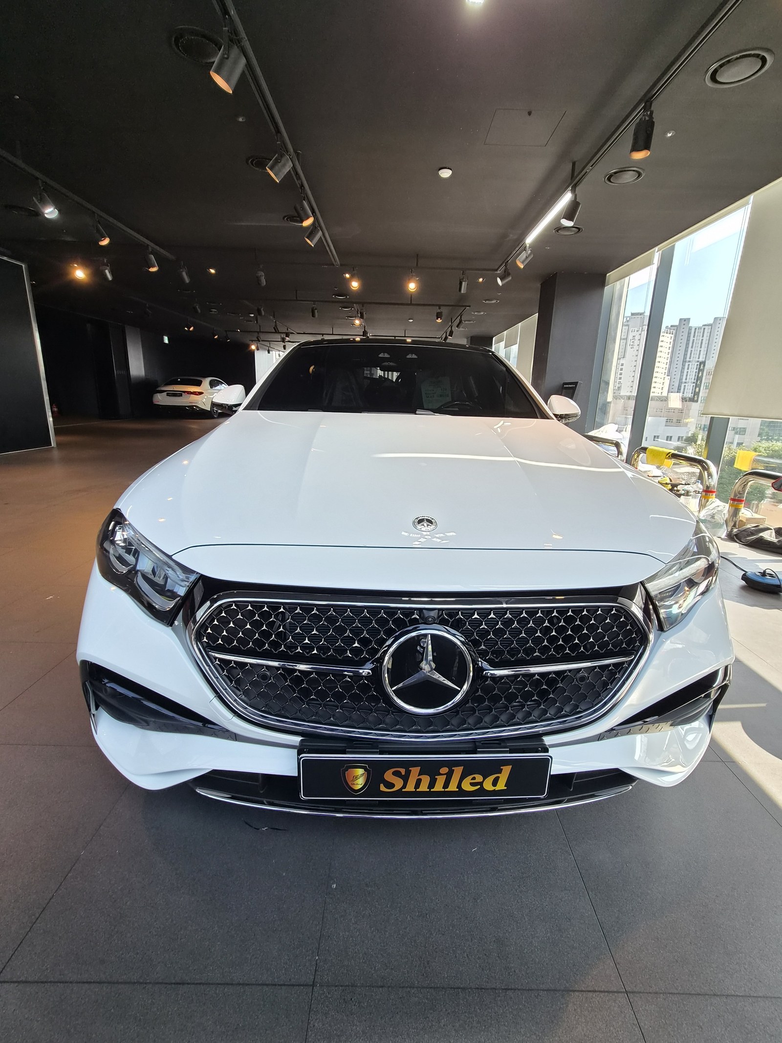 벤츠 E200 화이트 신차 F5 유리막코팅 - 부산 쉴드광택 전면