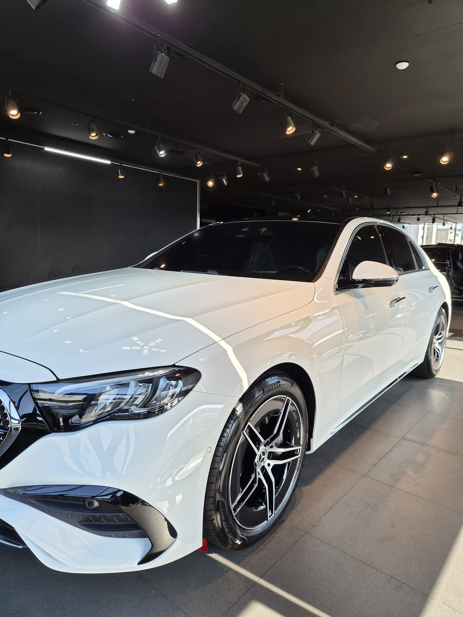 벤츠 E200 화이트 신차 후측면 클로즈업 - 부산 유리막코팅
