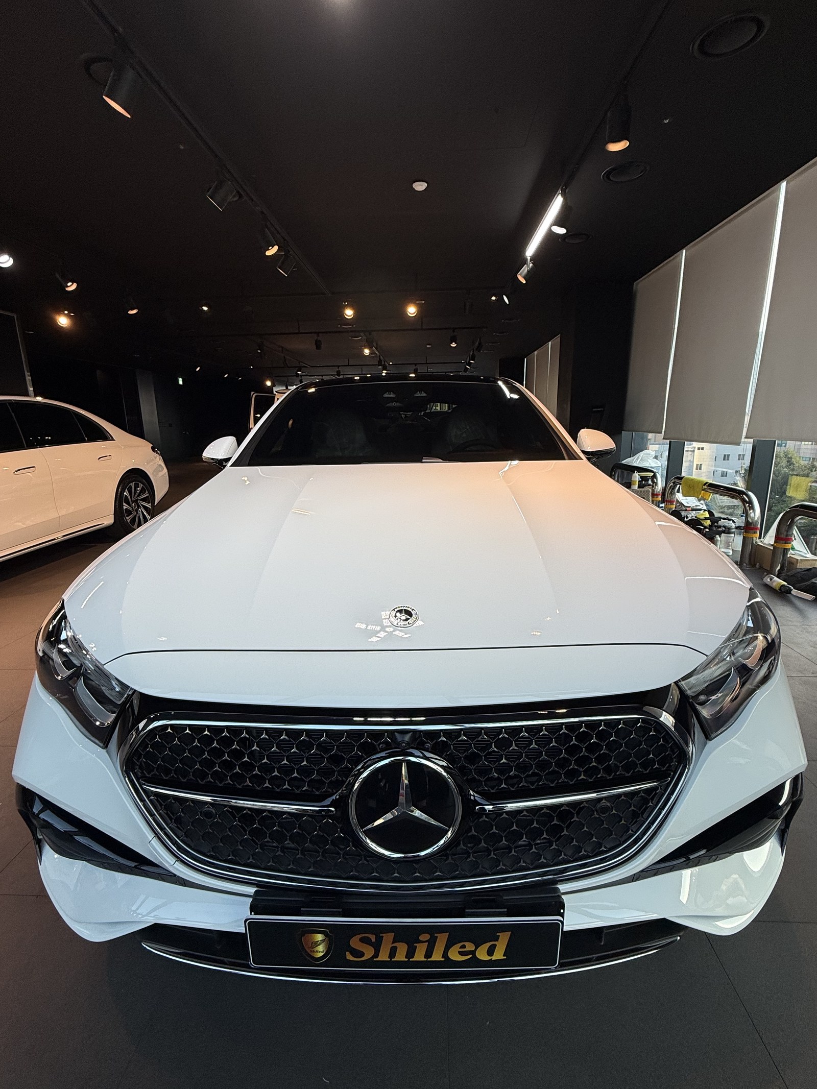 벤츠 E200 화이트 신차 F5 유리막코팅 - 부산 쉴드광택 전면