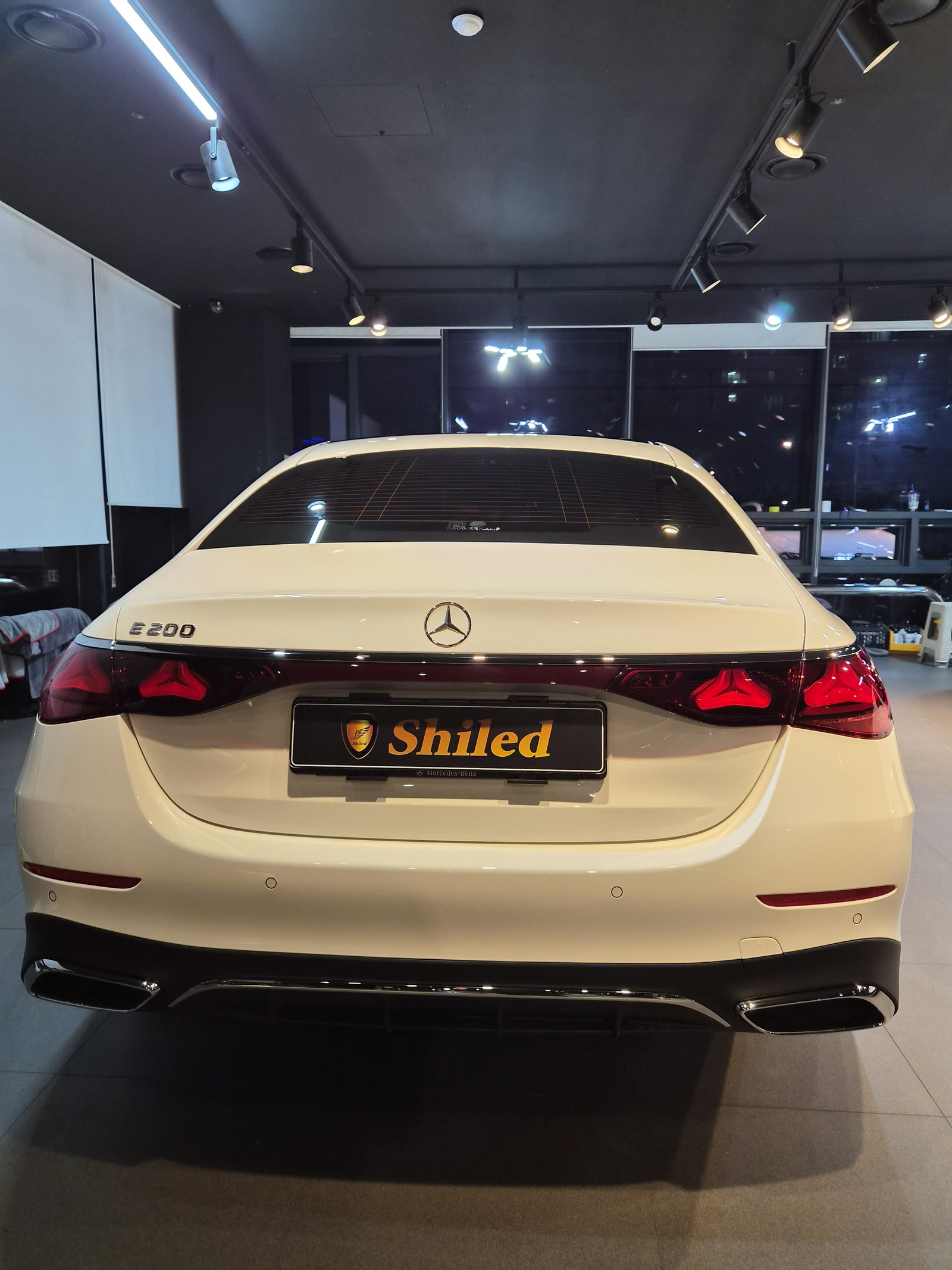 벤츠 E200 화이트 신차 후측면 - 부산 유리막코팅
