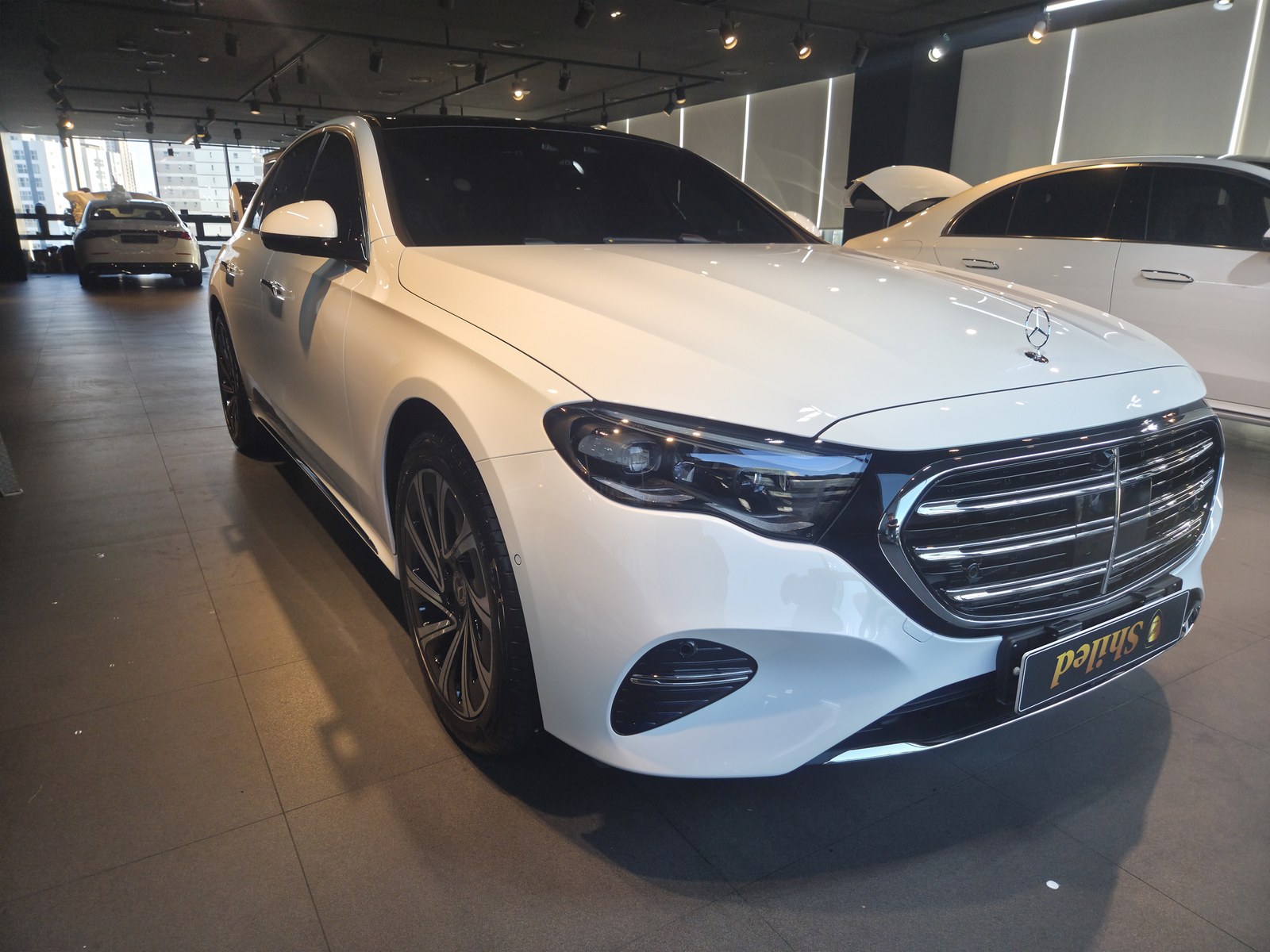 벤츠 E300 화이트 신차 전면 그릴 클로즈업 - 부산 쉴드광택 신차코팅
