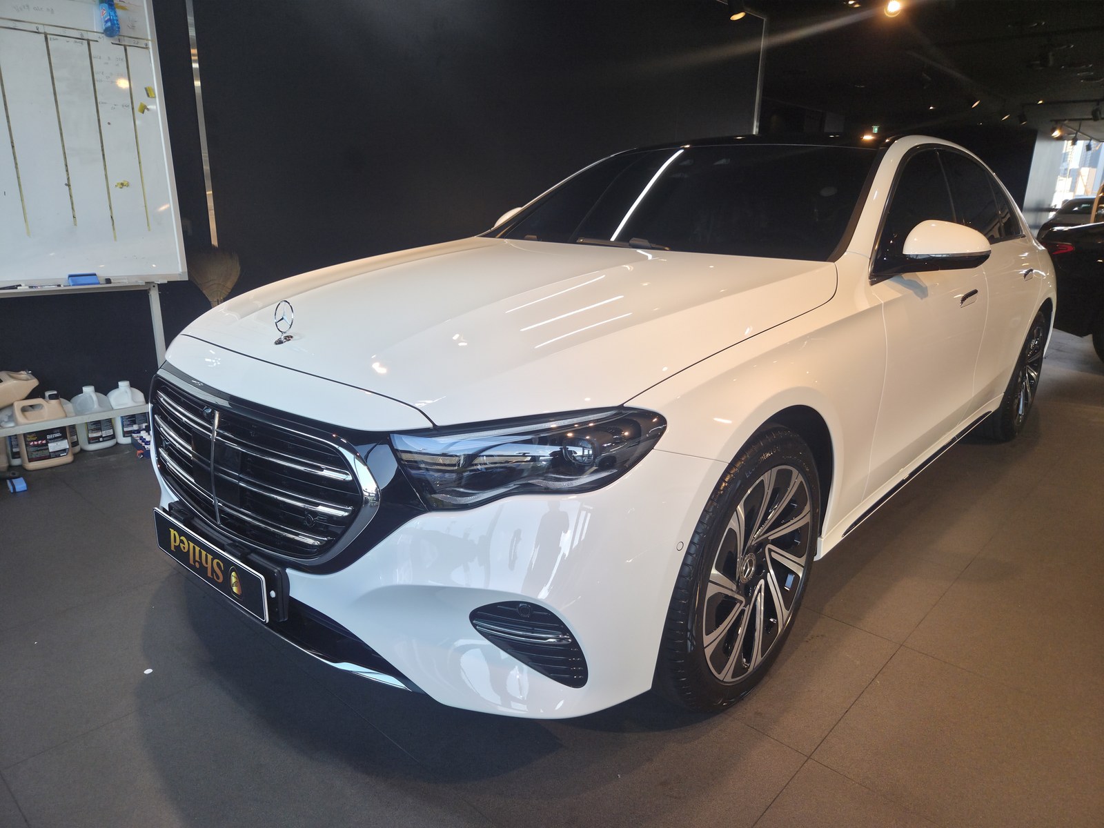 벤츠 E300 화이트 신차 전측면 - 부산 유리막코팅 쉴드광택 매장
