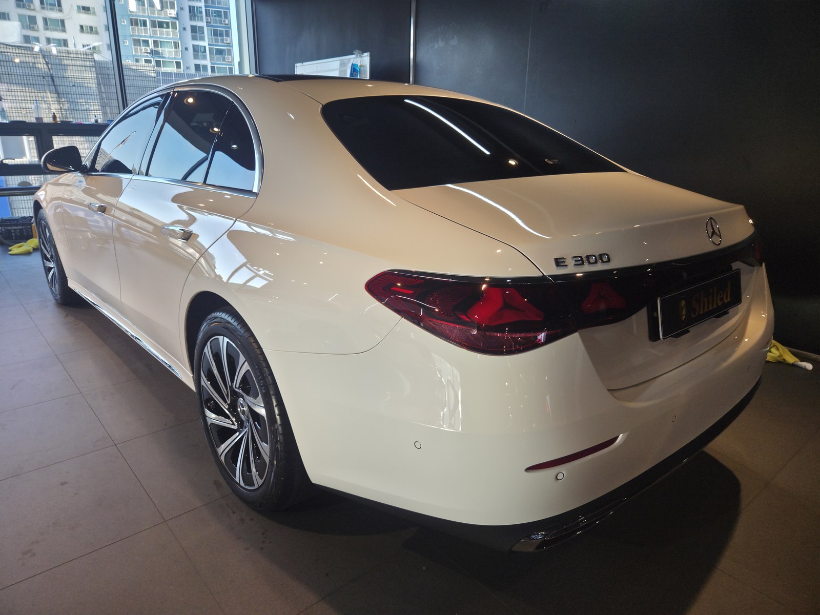 벤츠 E300 화이트 신차 후측면 휠 - 유리막코팅