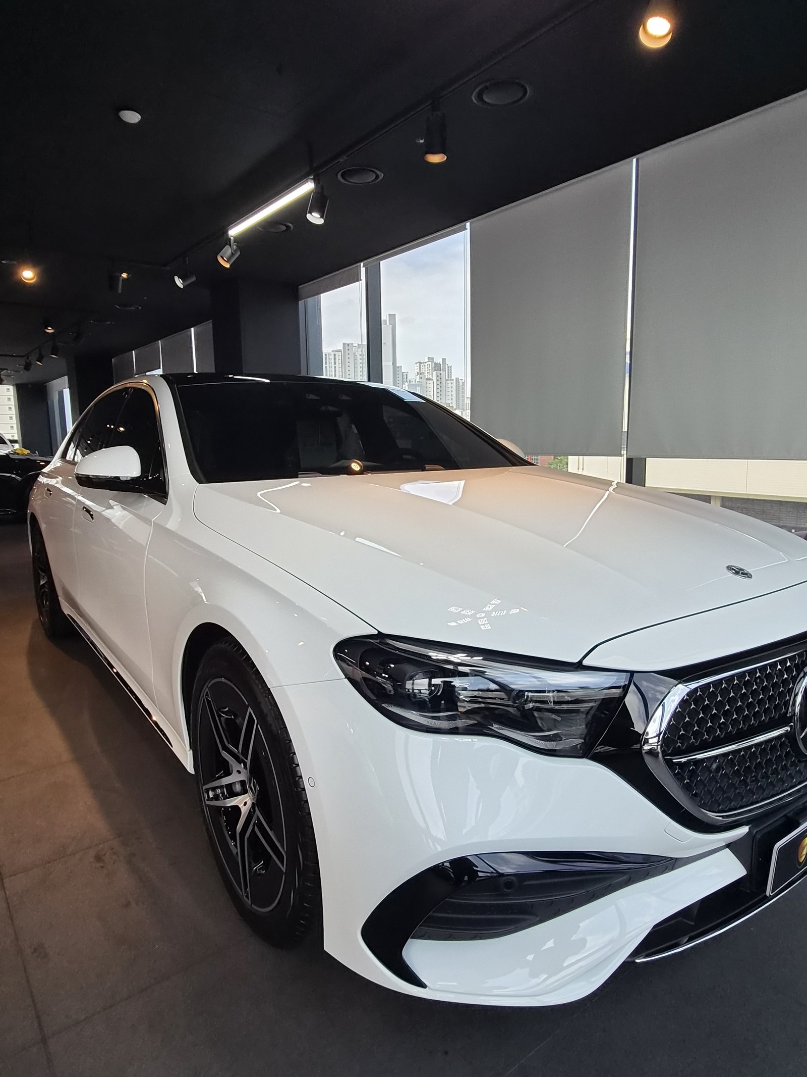 벤츠 E300 화이트 전측면 글로시 - 부산 유리막코팅