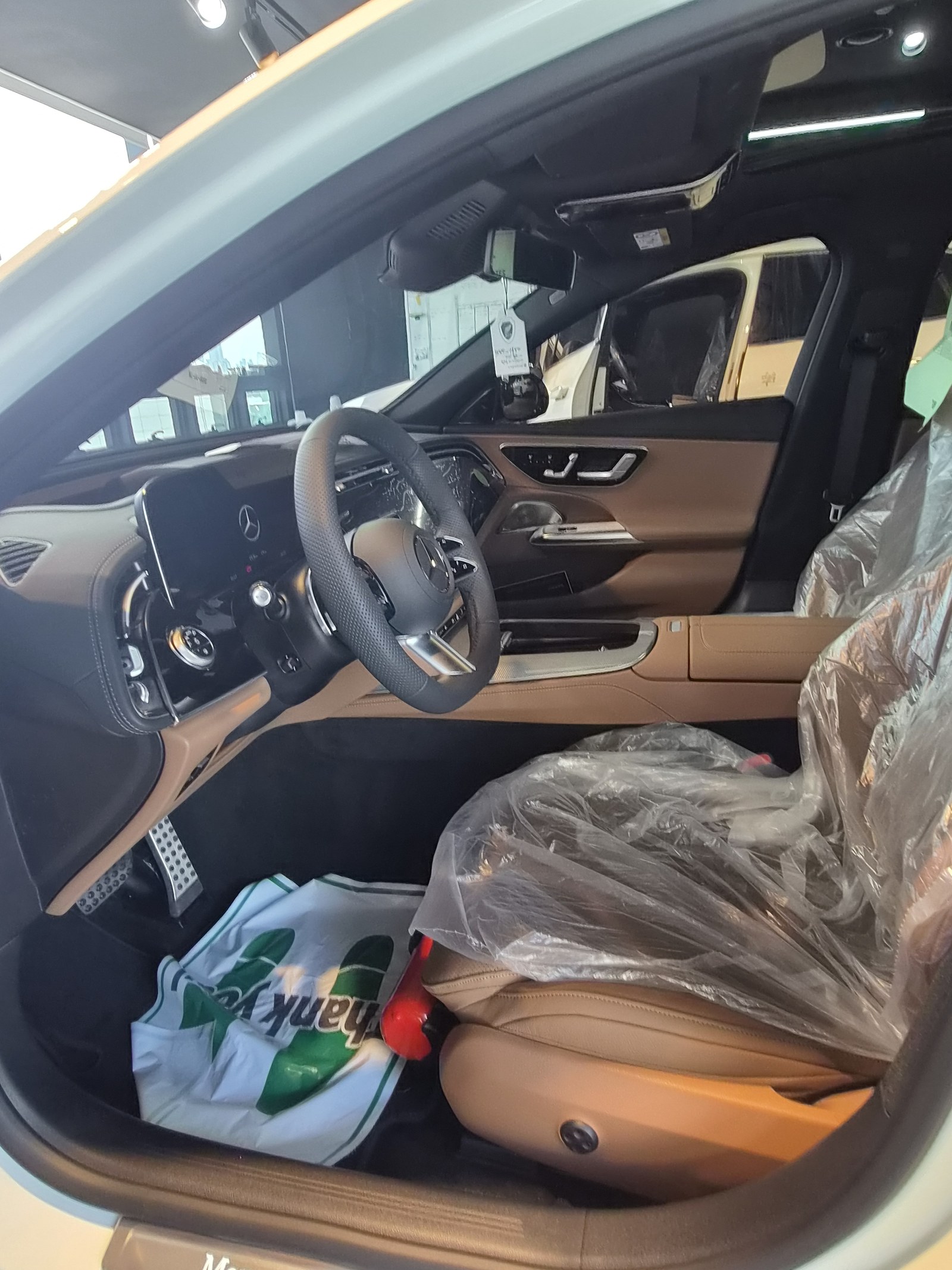 벤츠 E300 신차 실내 스티어링휠 - 출고 전 컨디션