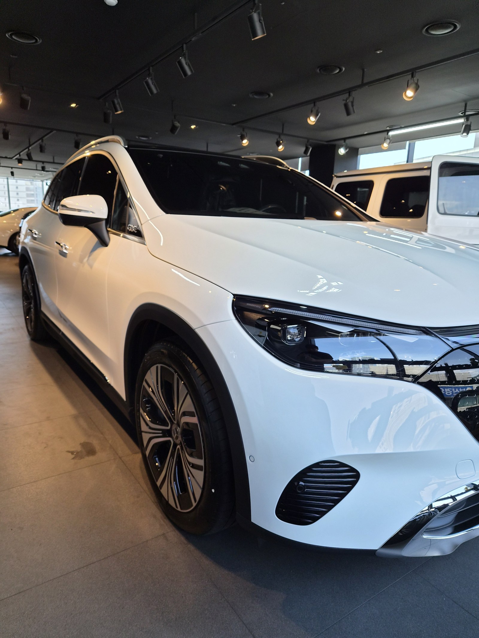 벤츠 EQE350 SUV 화이트 신차 측면 펜더 - 부산 유리막코팅
