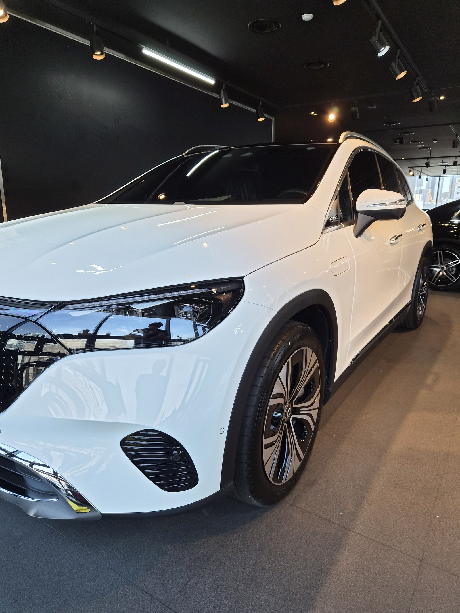 벤츠 EQE350 SUV 화이트 신차 측후면 - 부산 유리막코팅