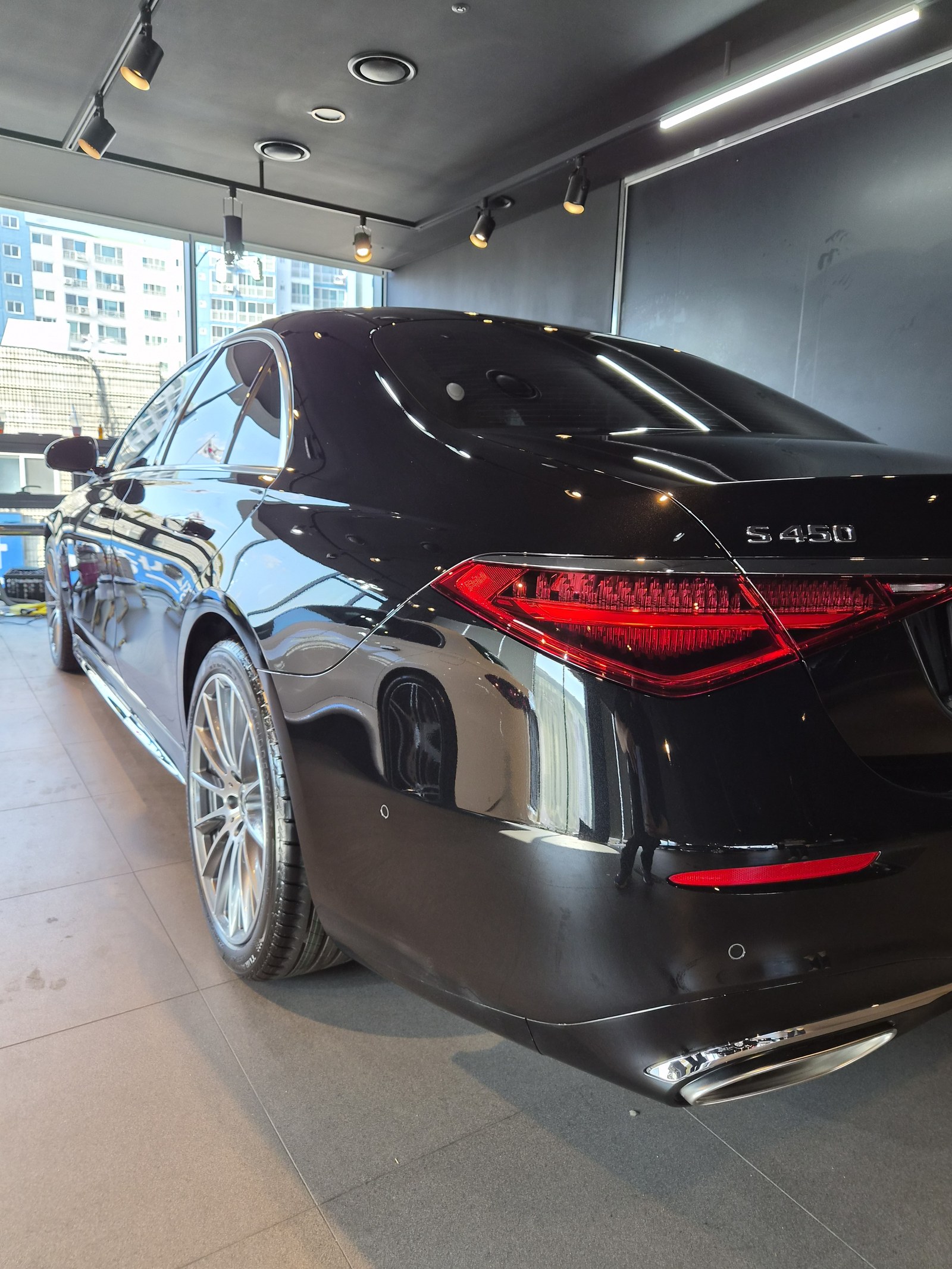 벤츠 S450 검정 신차 후측면 클로즈업 - 유리막코팅