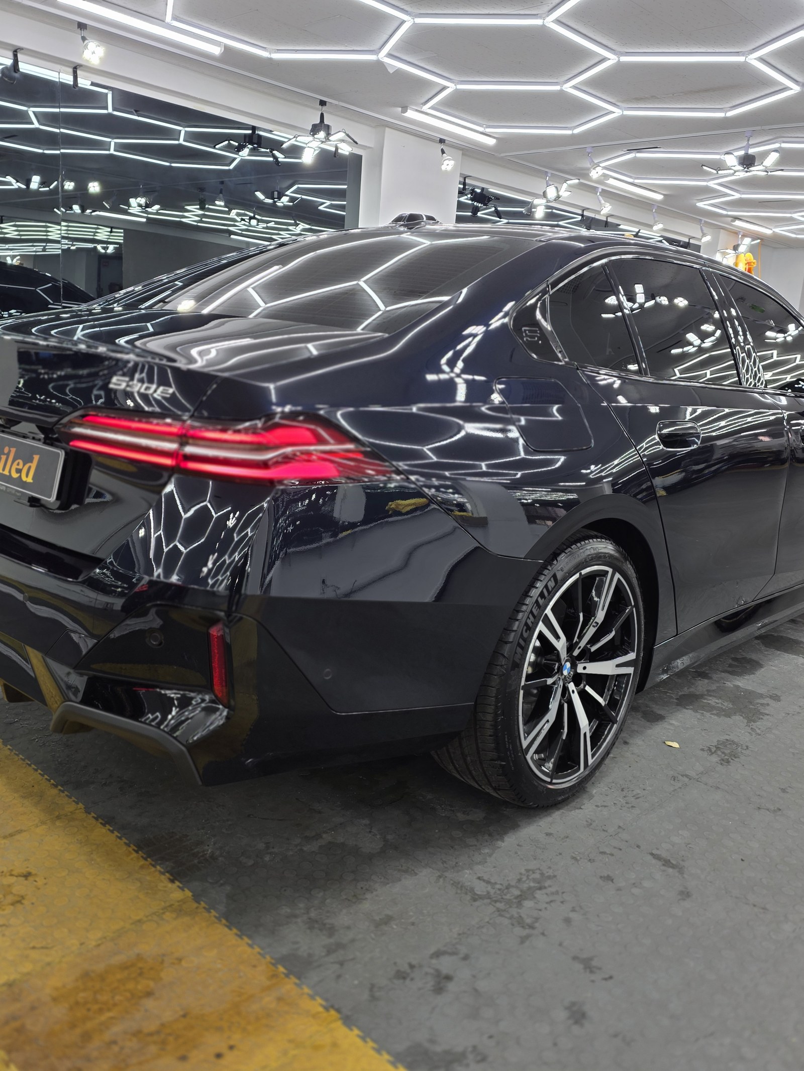 BMW 530e 블루 신차 후측면 - 부산 유리막코팅