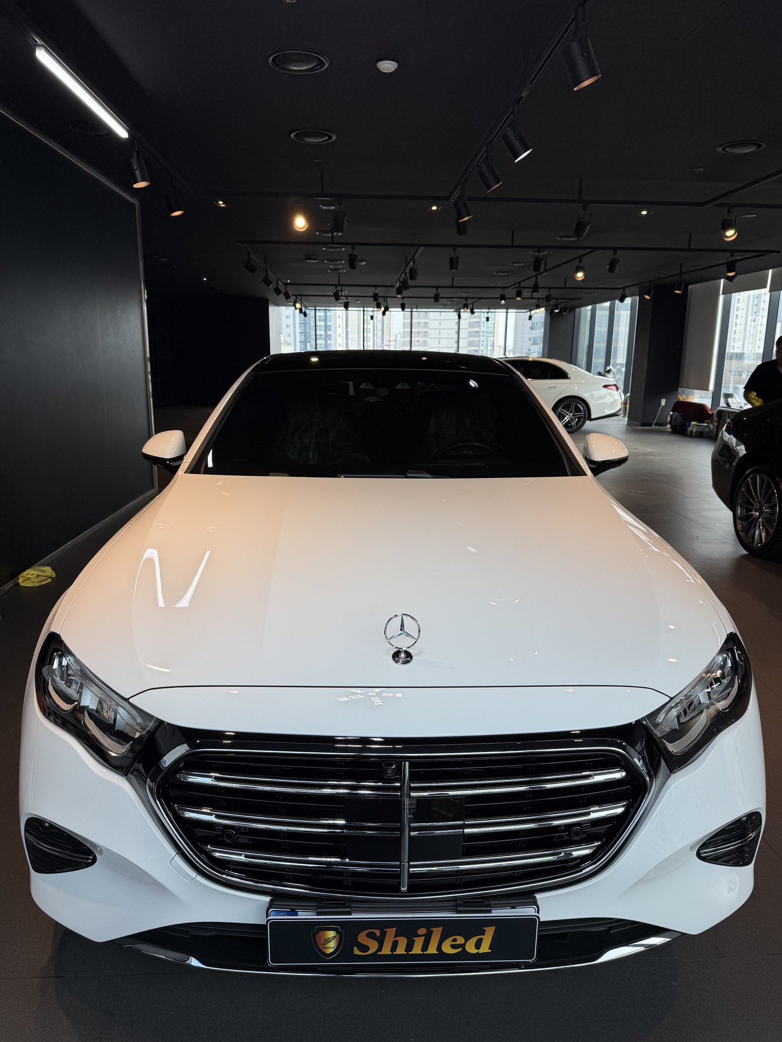 벤츠 E200 백색 신차 F5 유리막코팅 - 부산 쉴드광택 전면