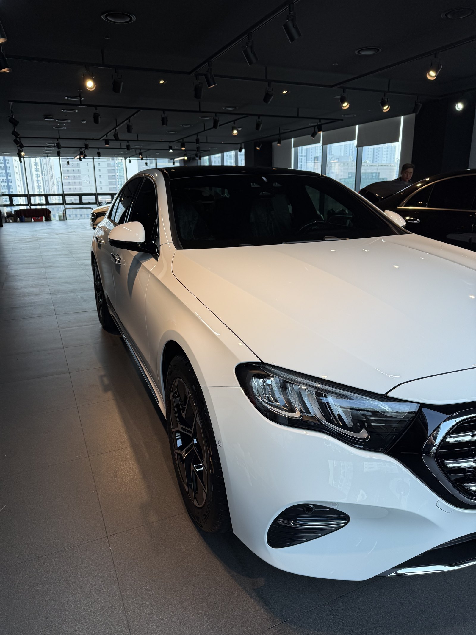 벤츠 E200 백색 신차 전측면 - 부산 쉴드광택 신차코팅