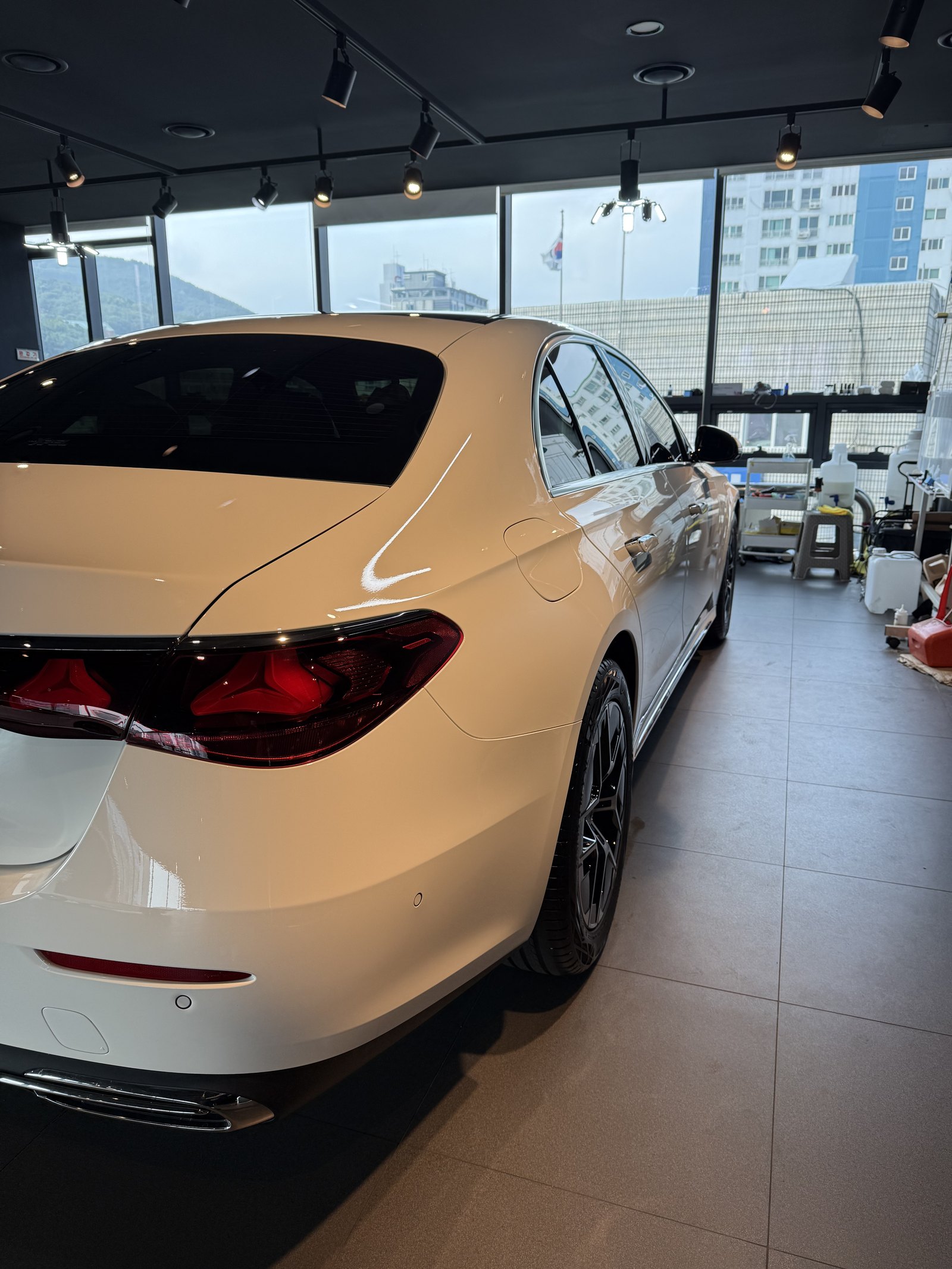 벤츠 E200 백색 신차 후측면 - 부산 유리막코팅