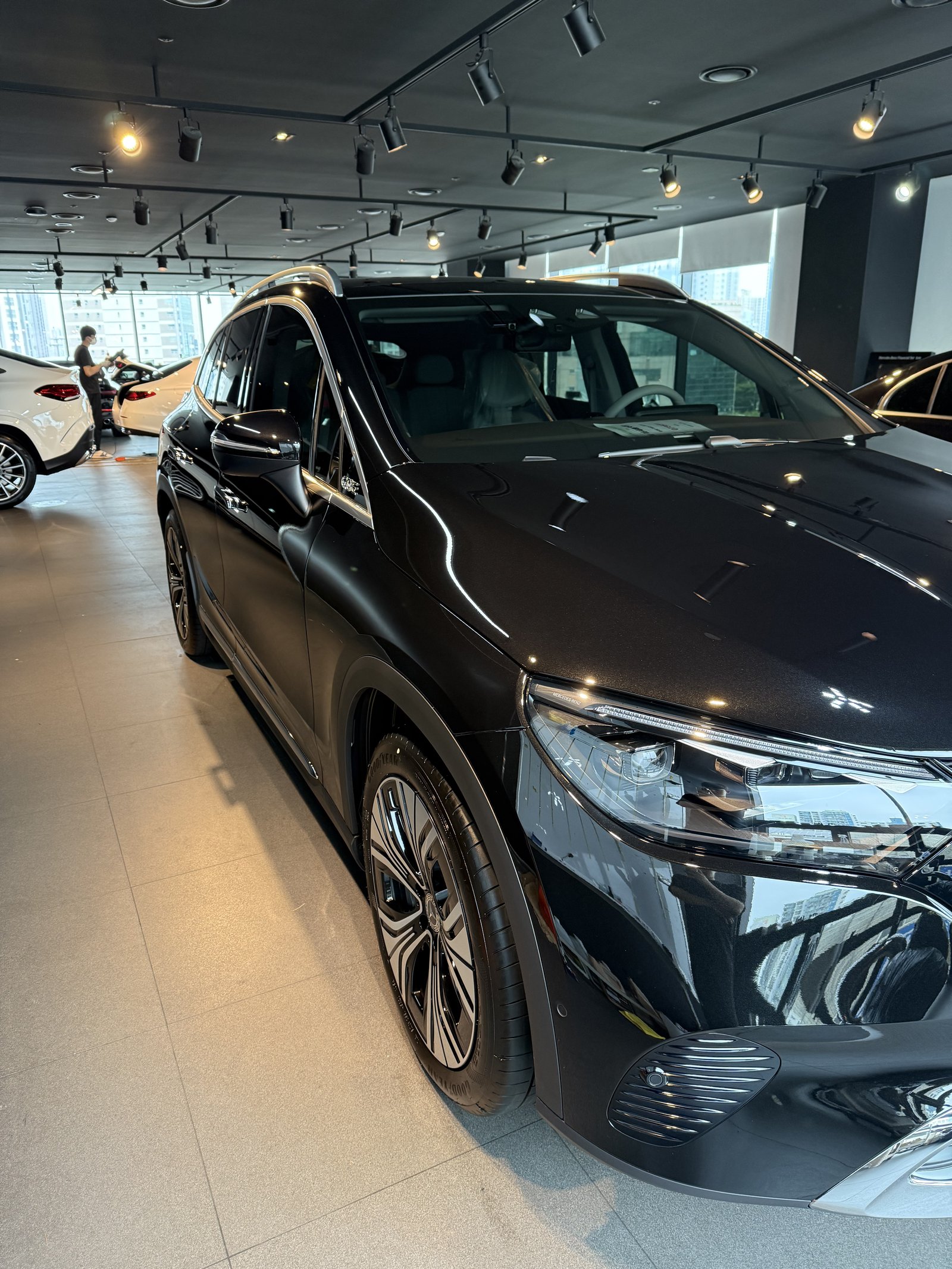 벤츠 EQE350 SUV 검정 측면 - 부산 유리막코팅