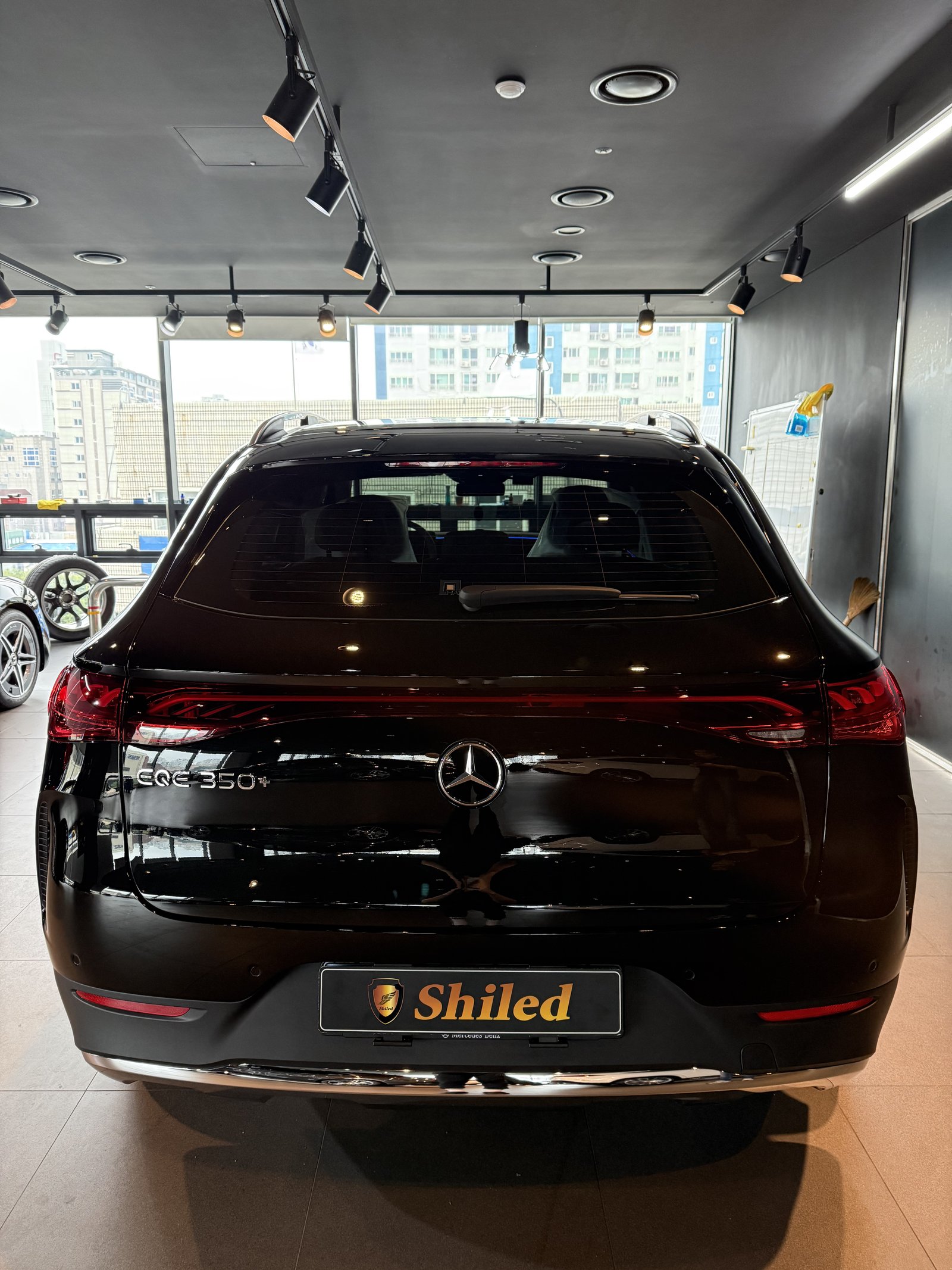 벤츠 EQE350 SUV 검정 신차 후면 Shiled 뱃지 - 부산 유리막코팅