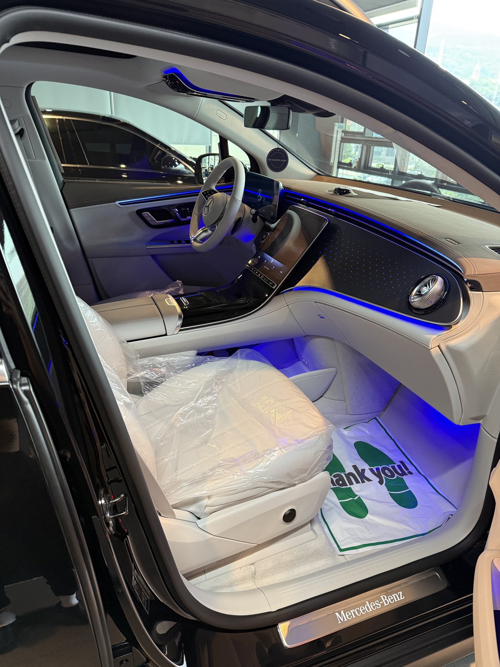 벤츠 EQE350 SUV 신차 실내 - 부산 벤츠 전기차 유리막코팅