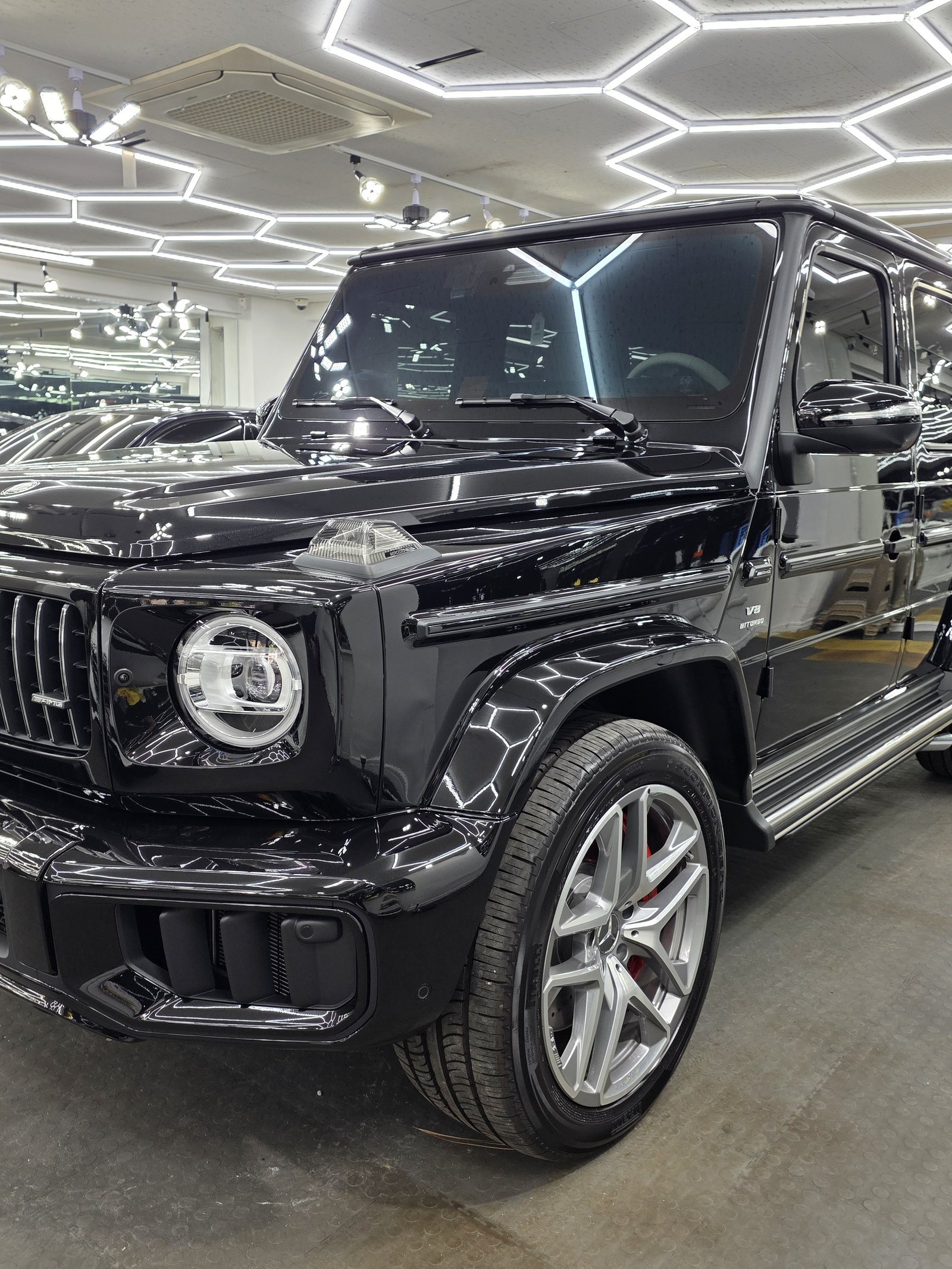 벤츠 G63 검정 신차 후측면 - 부산 유리막코팅