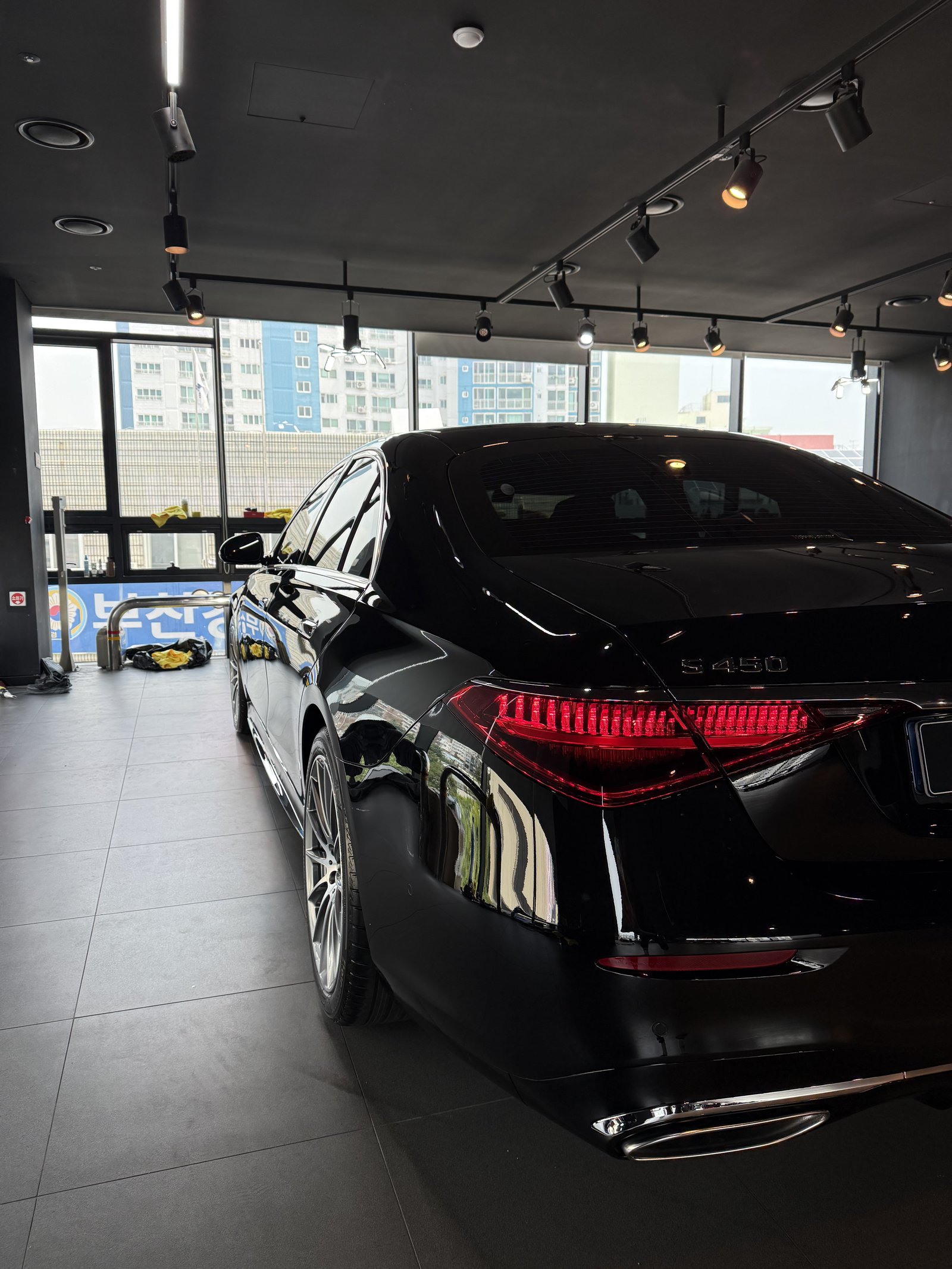 벤츠 S450 검정 후측면 - 부산 유리막코팅