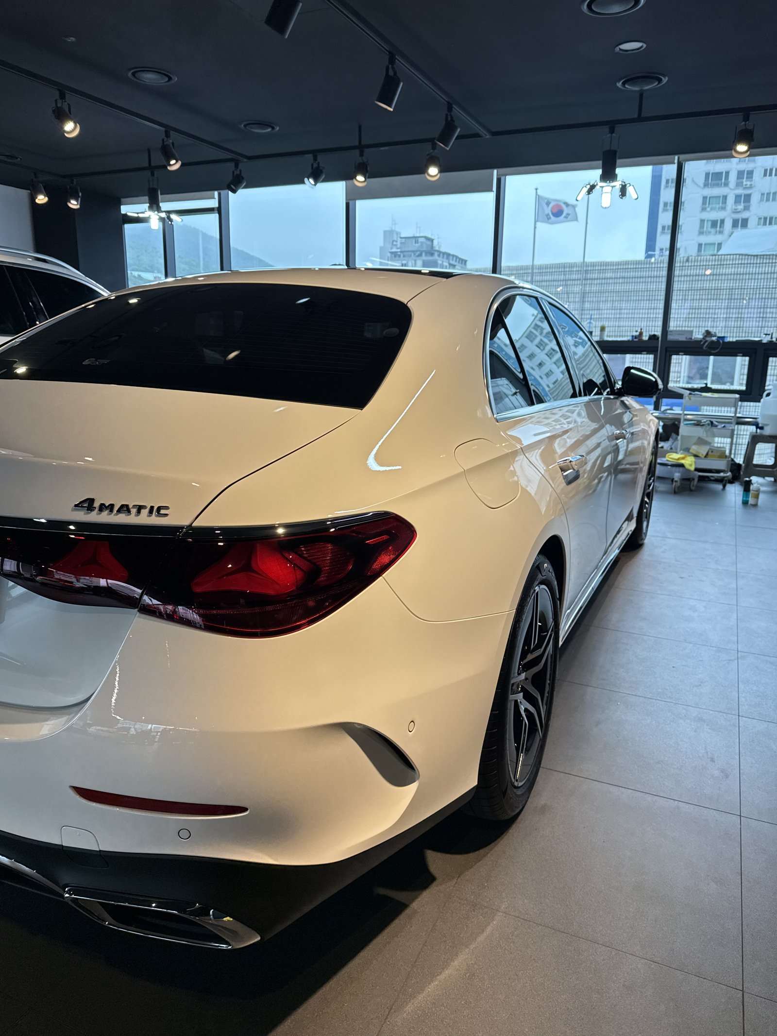 벤츠 E300 4matic 백색 신차 후면 Shiled 뱃지 - 유리막코팅