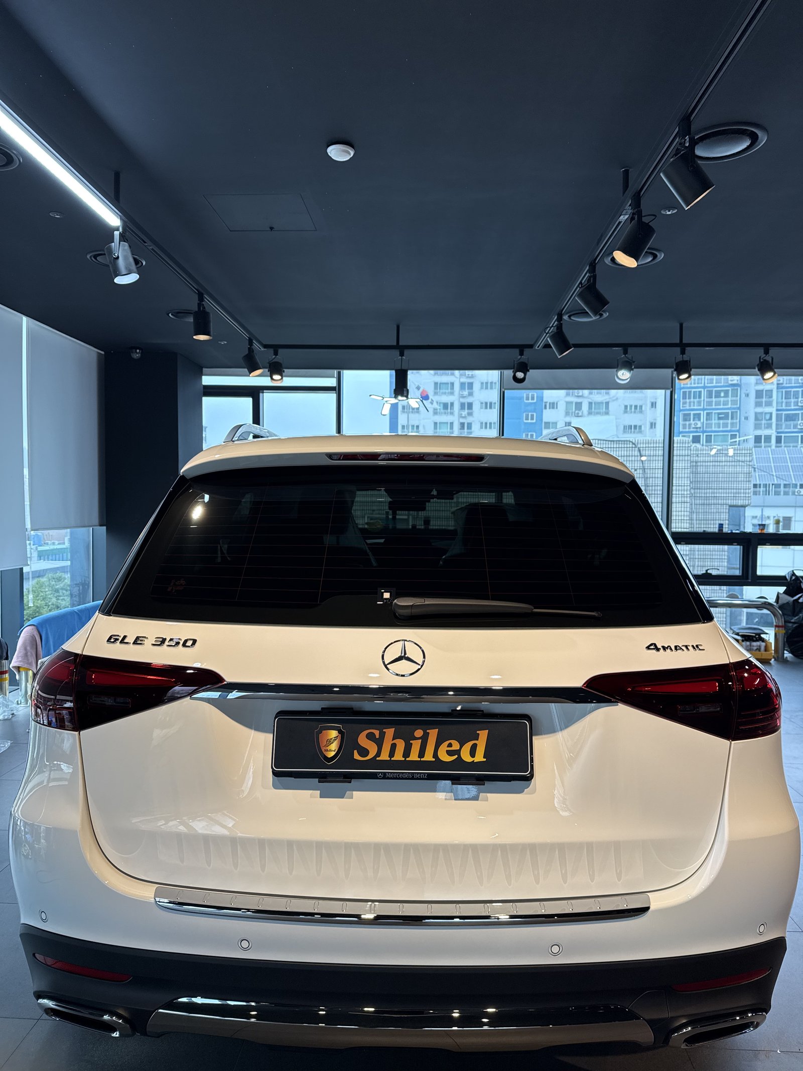 벤츠 GLE350 백색 신차 후면 Shiled 뱃지 - 유리막코팅