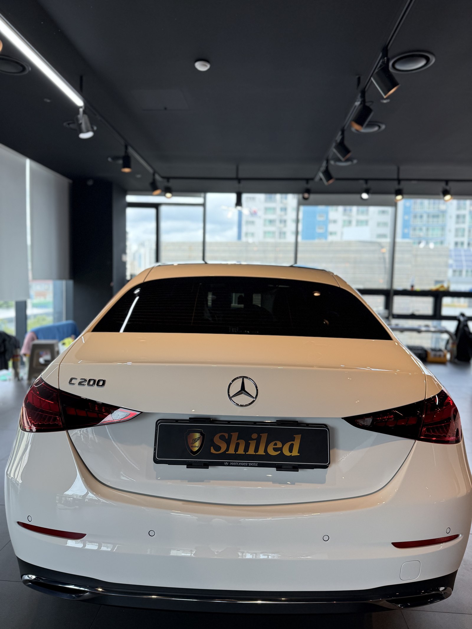 벤츠 C200 백색 신차 후면 - 부산 쉴드광택 신차코팅