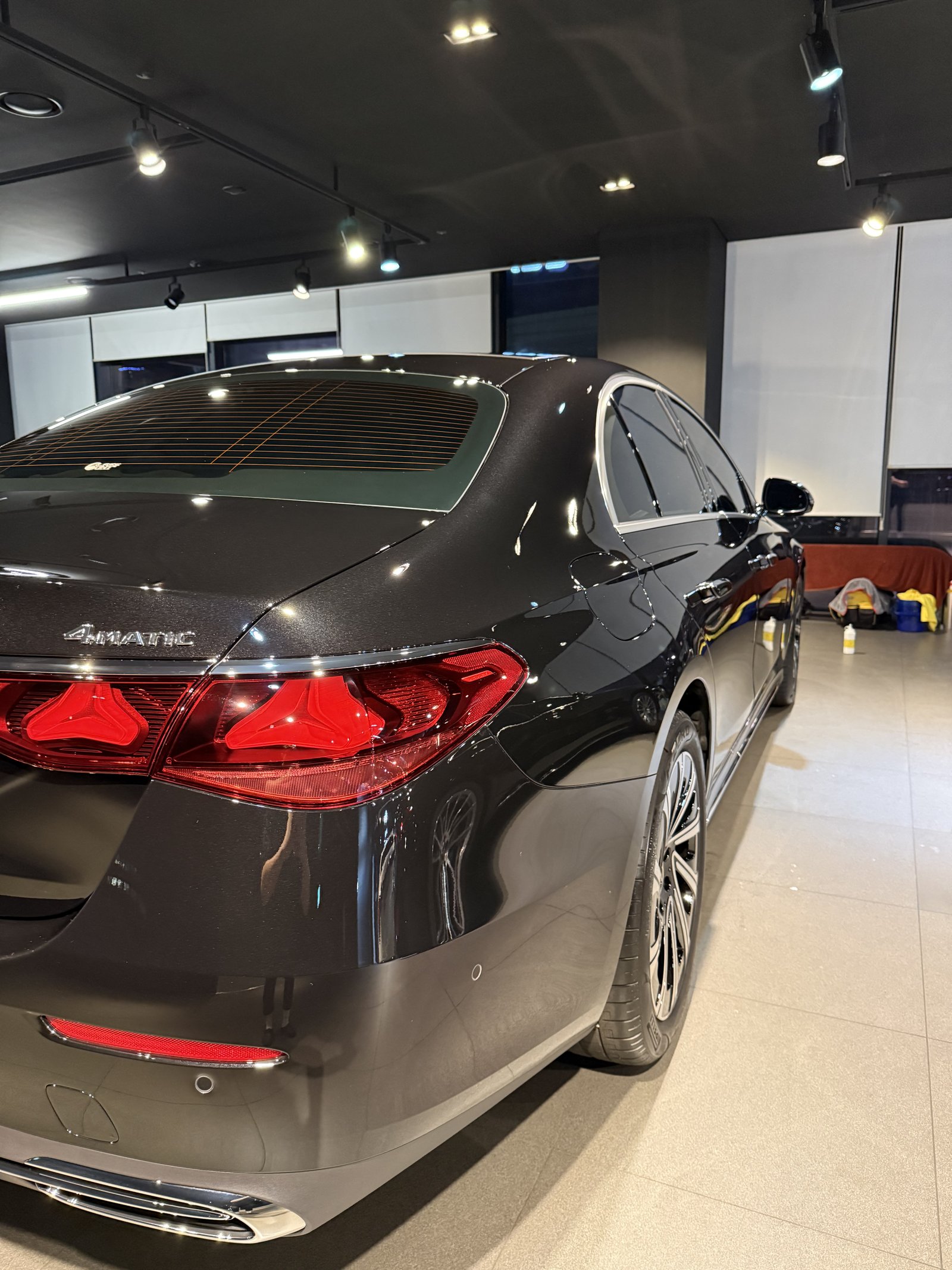 벤츠 E300 검정 신차 후측면 - 유리막코팅