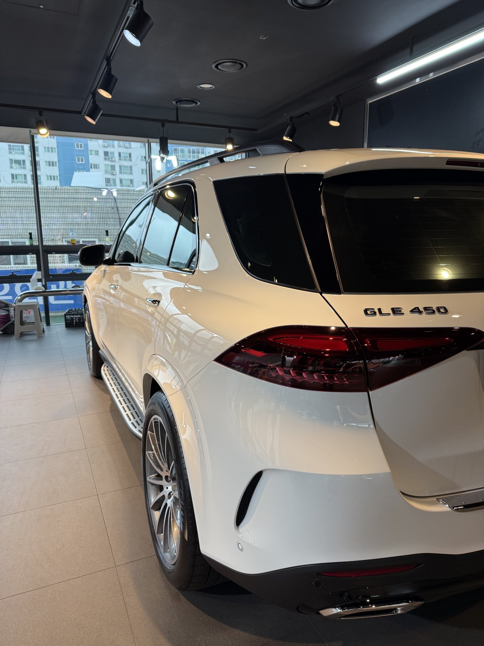 벤츠 GLE450 백색 신차 후측면 - 부산 유리막코팅