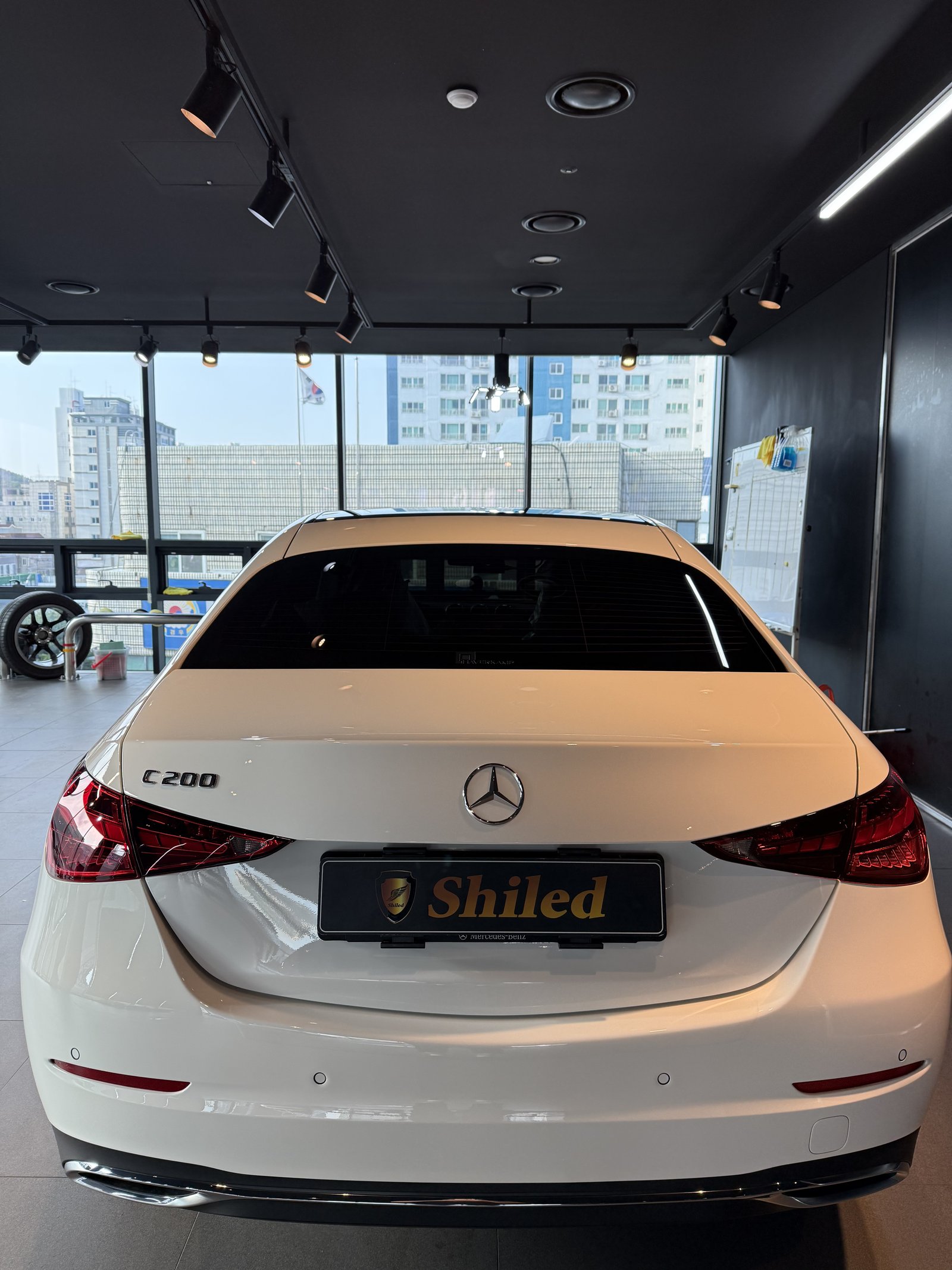 벤츠 C200 백색 신차 후면 C200 배지 - 부산 쉴드광택