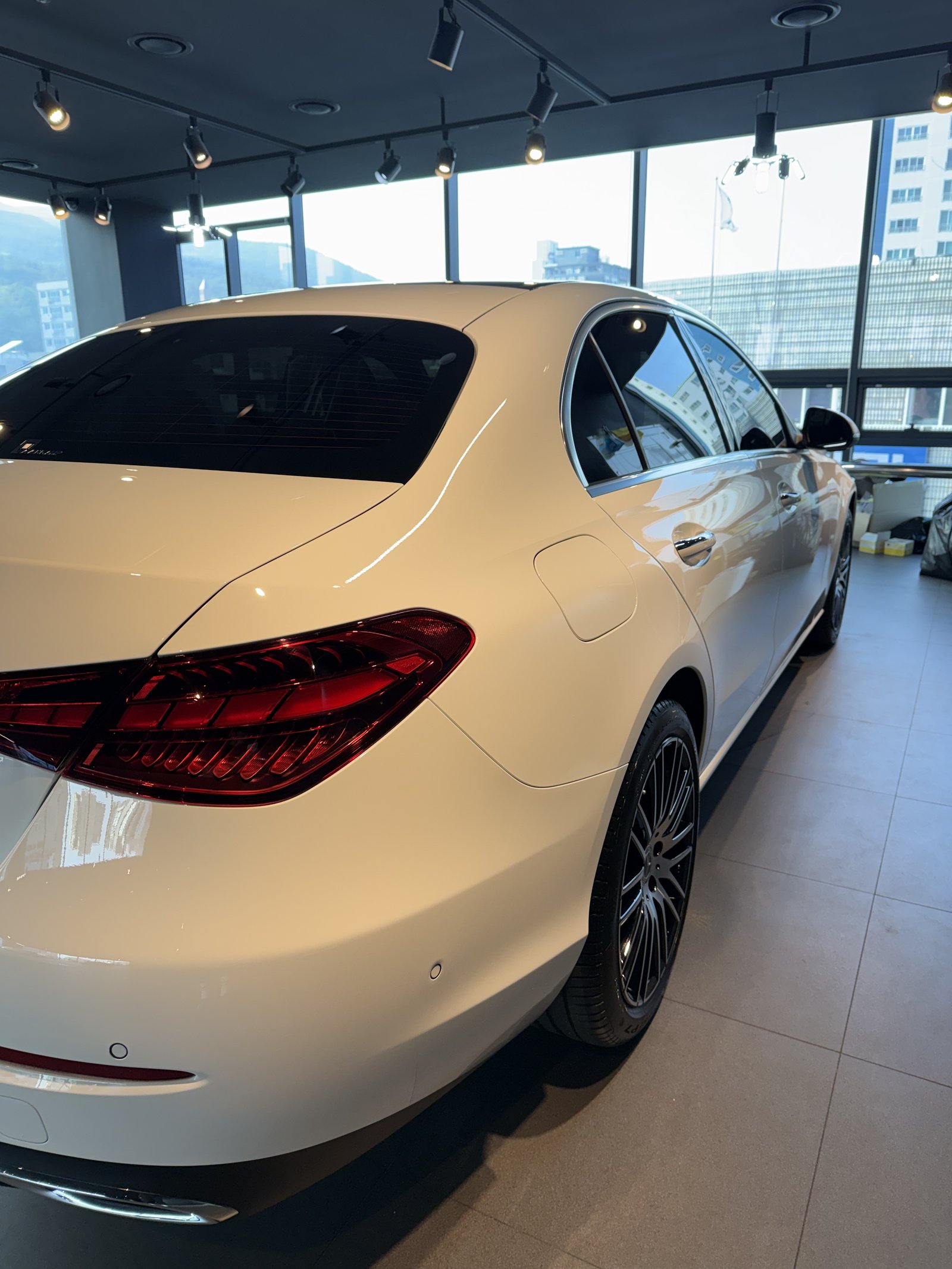 벤츠 C200 백색 신차 후측면 - 부산 유리막코팅