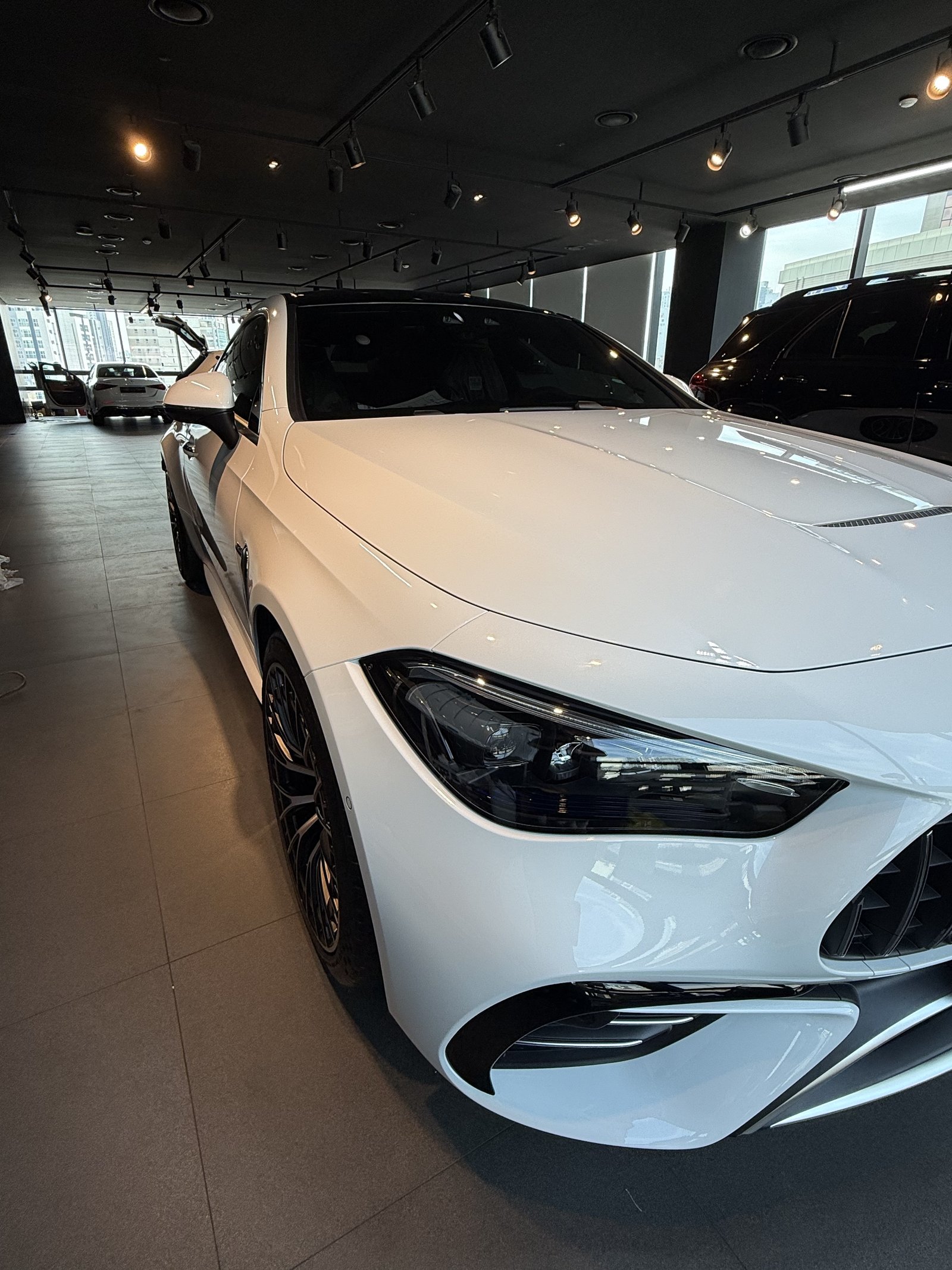 벤츠 CLE53 AMG 백색 전측면 - 부산 유리막코팅