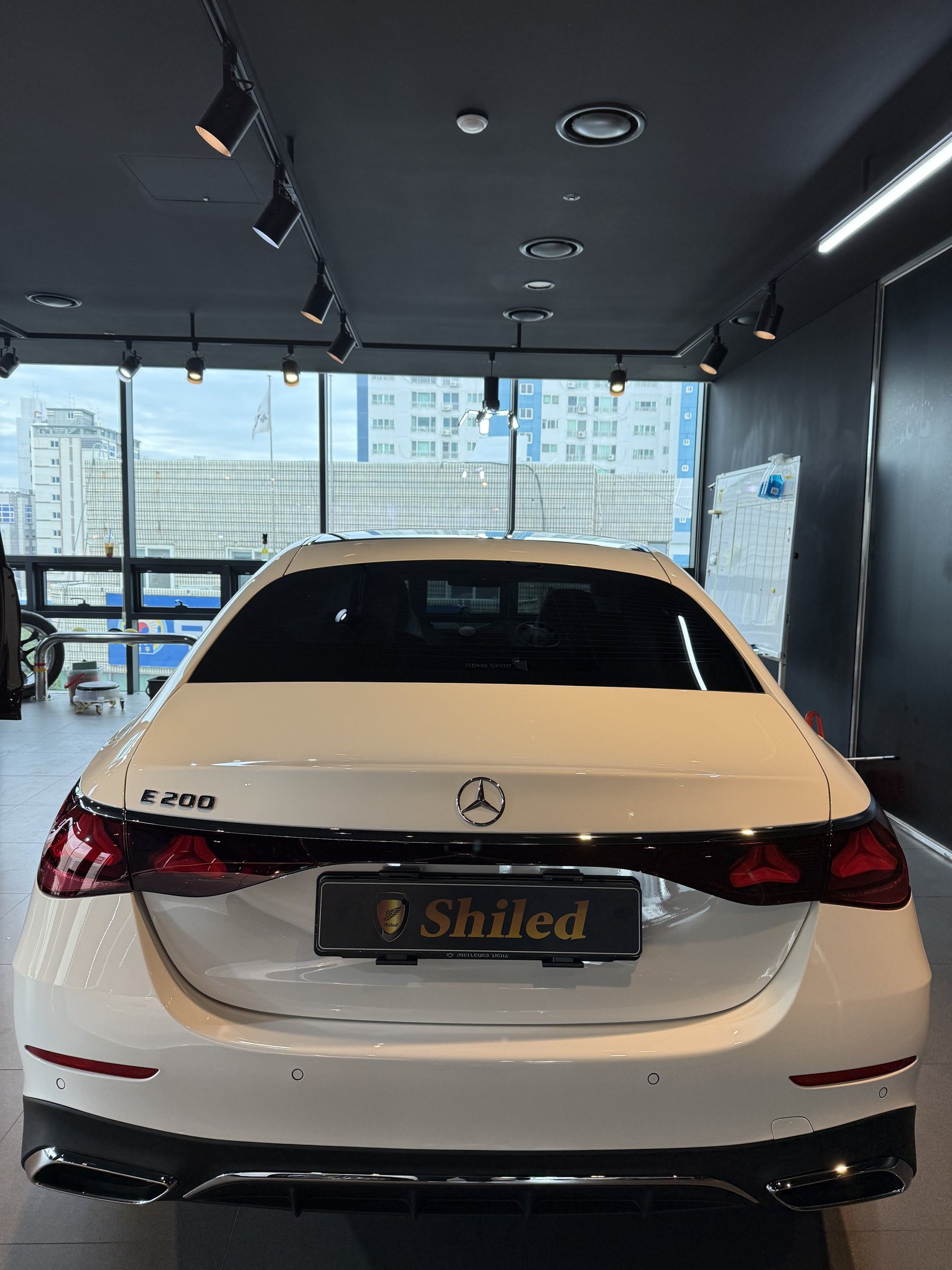 벤츠 E200 백색 신차 F5 유리막코팅 - 부산 쉴드광택 전면