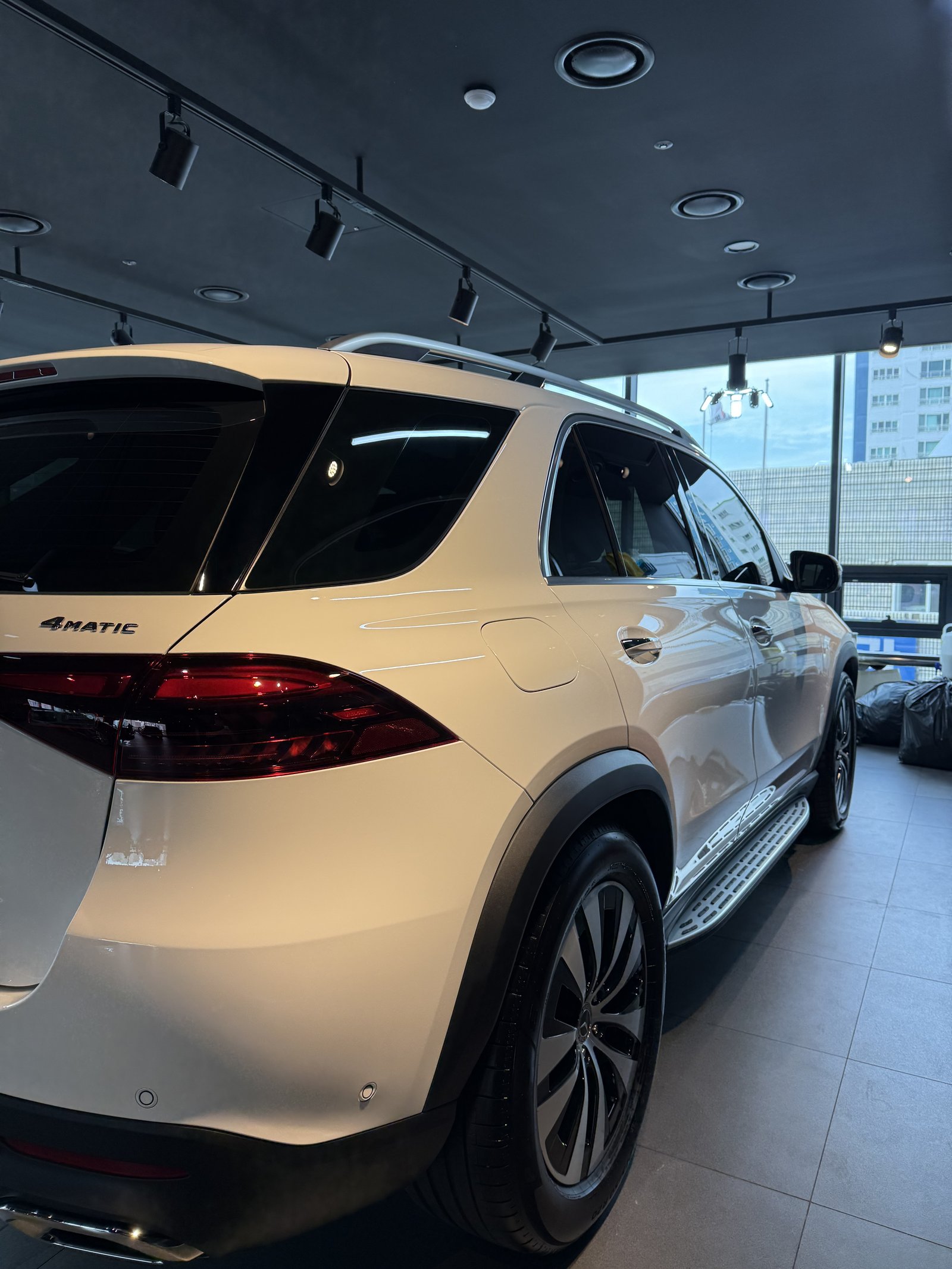 벤츠 GLE450 백색 후측면 4MATIC 배지 - 부산 쉴드광택